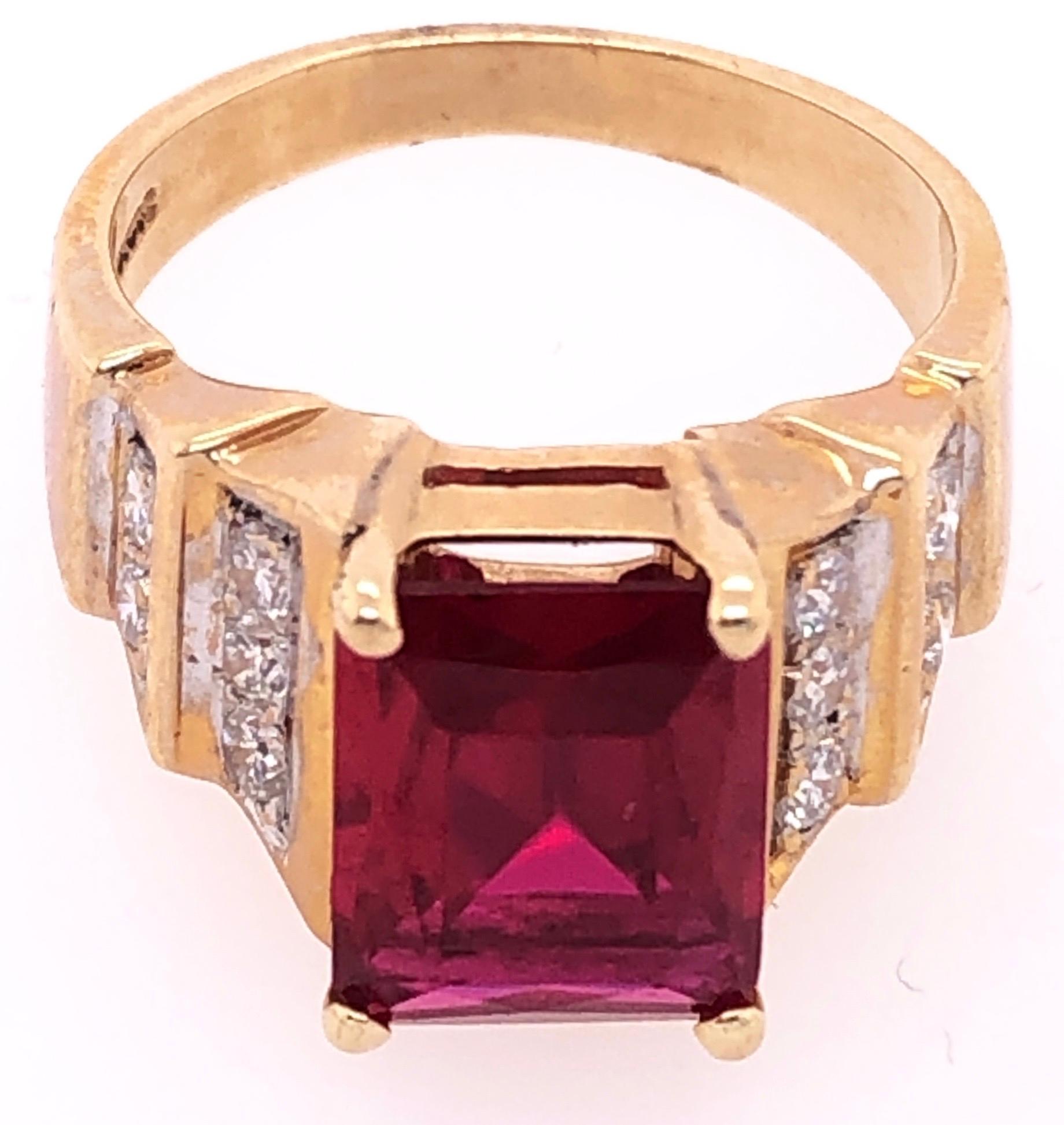 Anello in oro giallo e bianco 14 carati con rubino a forma libera e diamanti rotondi In condizioni buone in vendita a Manhasset, NY