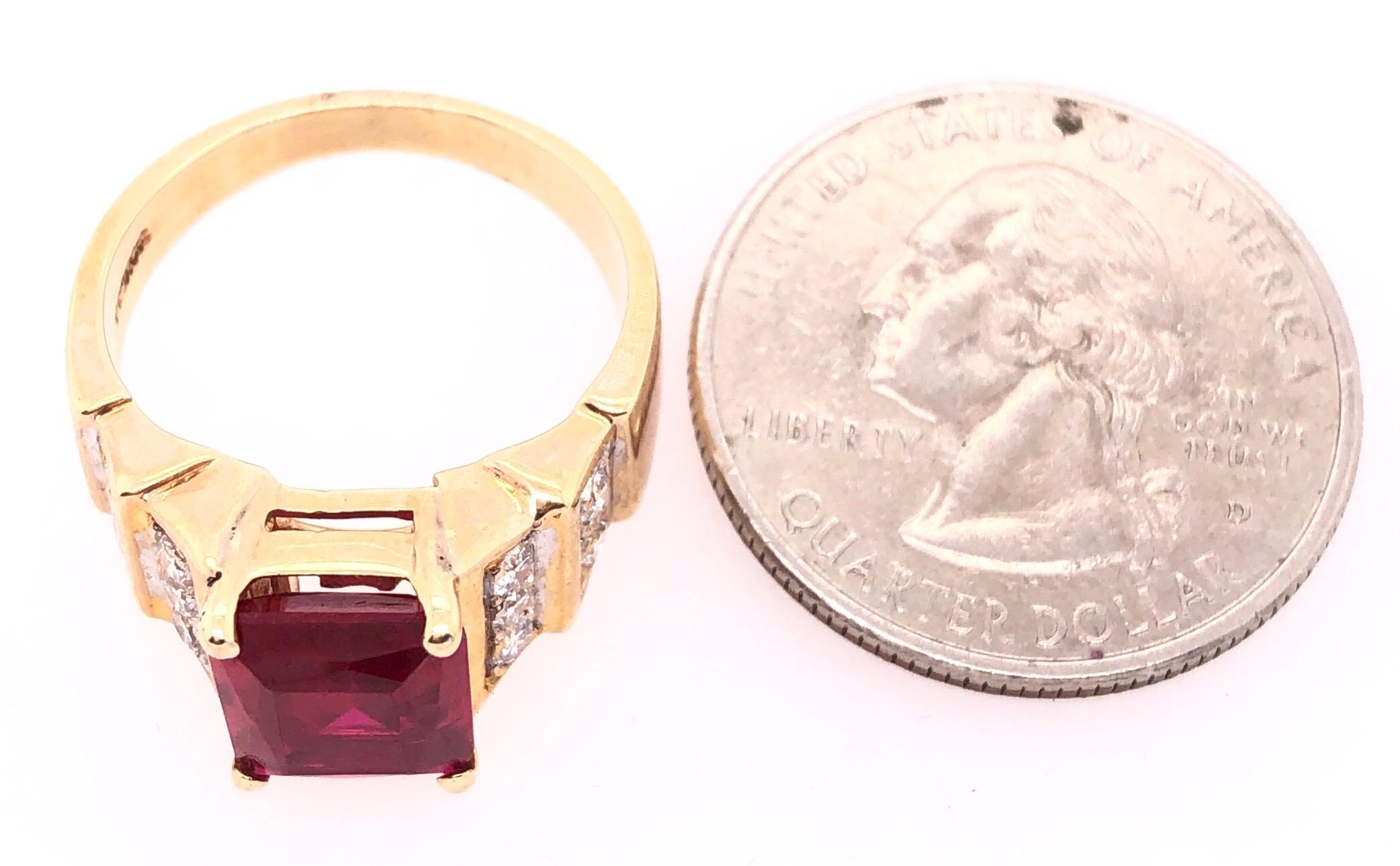 Anello in oro giallo e bianco 14 carati con rubino a forma libera e diamanti rotondi in vendita 3