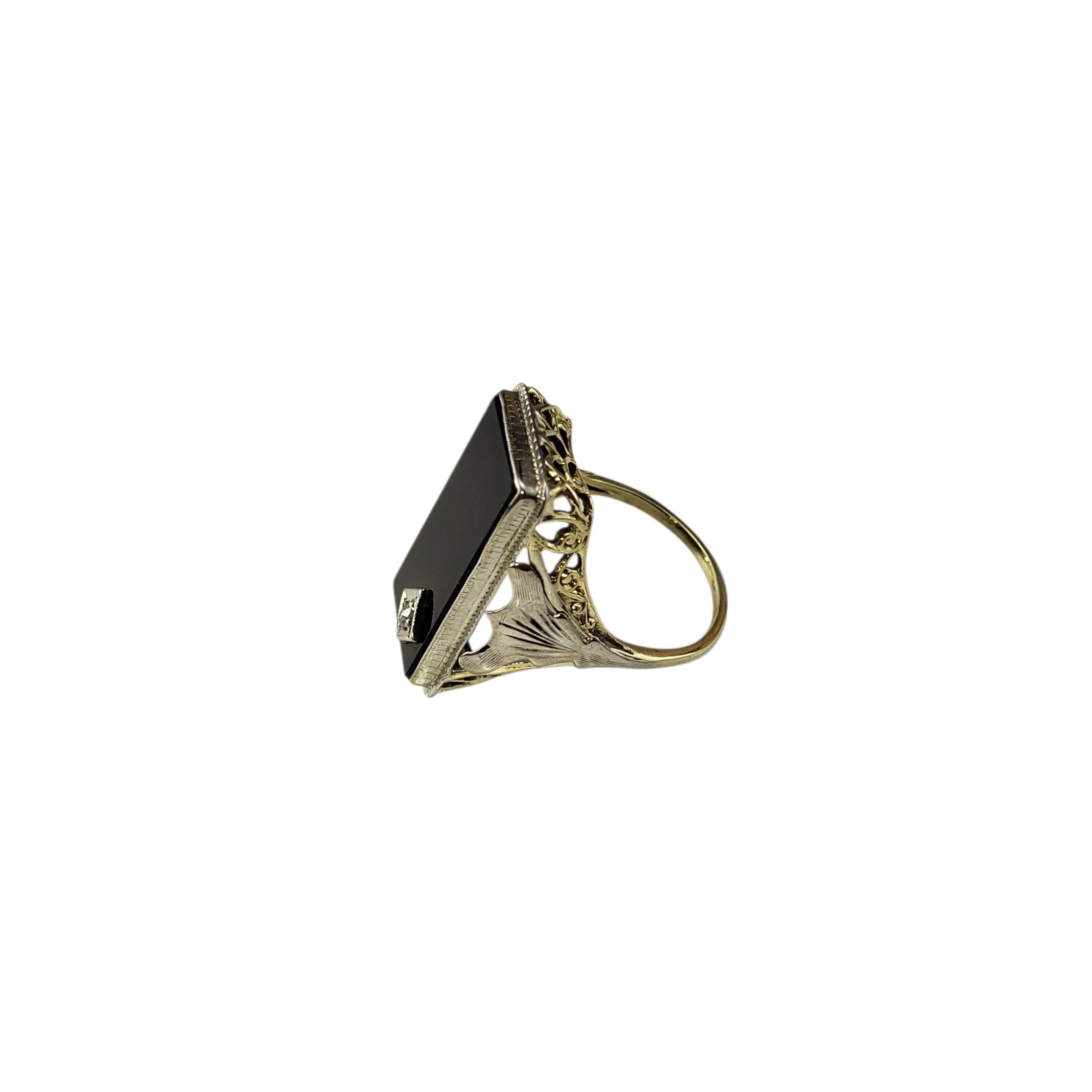 Bague en or blanc et jaune 14K Onyx et diamant Taille 3.5-3.75

Cette bague frappante présente une pièce centrale rectangulaire en onyx noir, rehaussée d'un diamant étincelant dans une monture d'angle en or blanc. La monture en filigrane d'or jaune