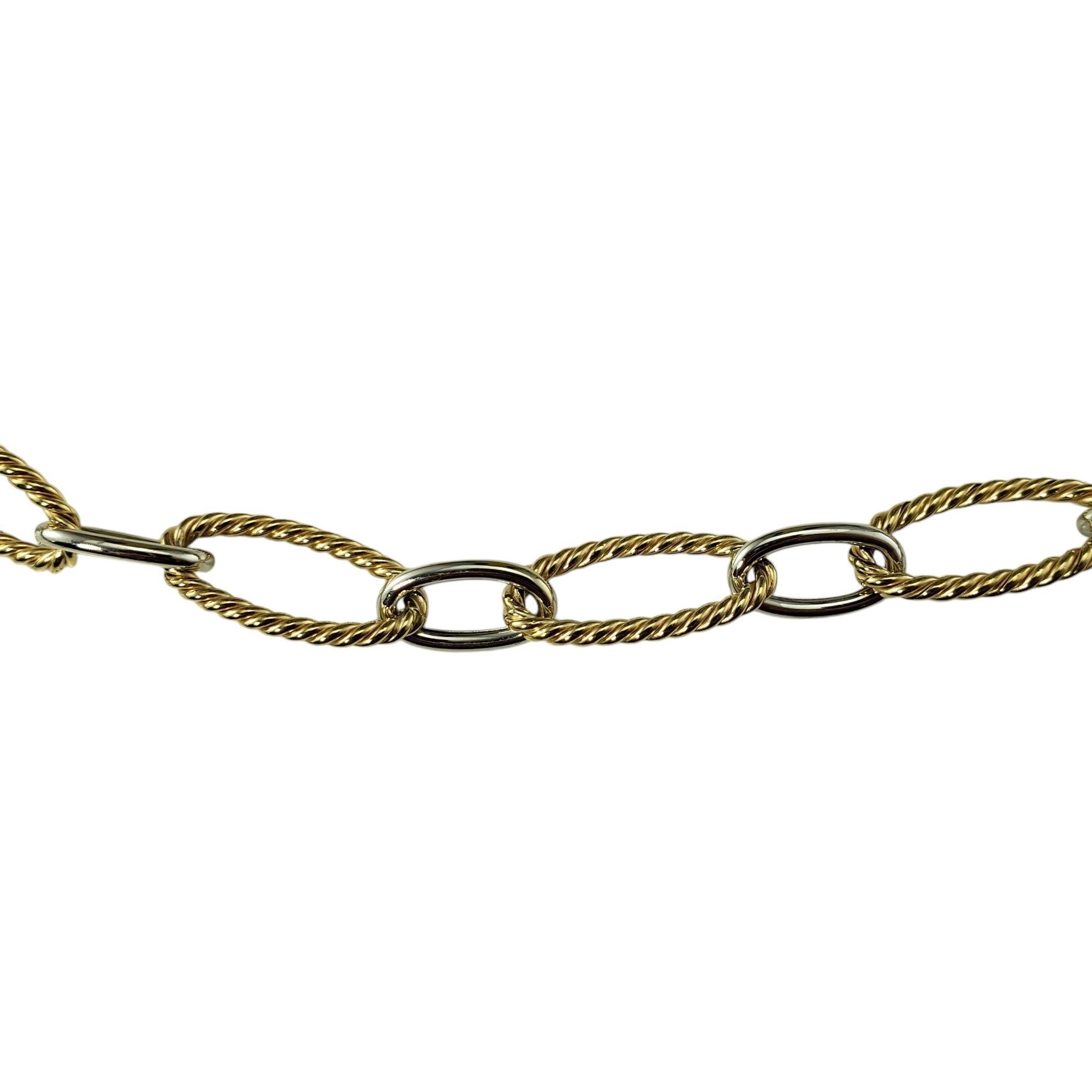 Collier à maillons métalliques ovales en or jaune et blanc 14 carats

Ce superbe collier en or bicolore 14 carats présente un design accrocheur de maillons ovales alternés : des maillons torsadés en or jaune associés à des maillons élégants en or