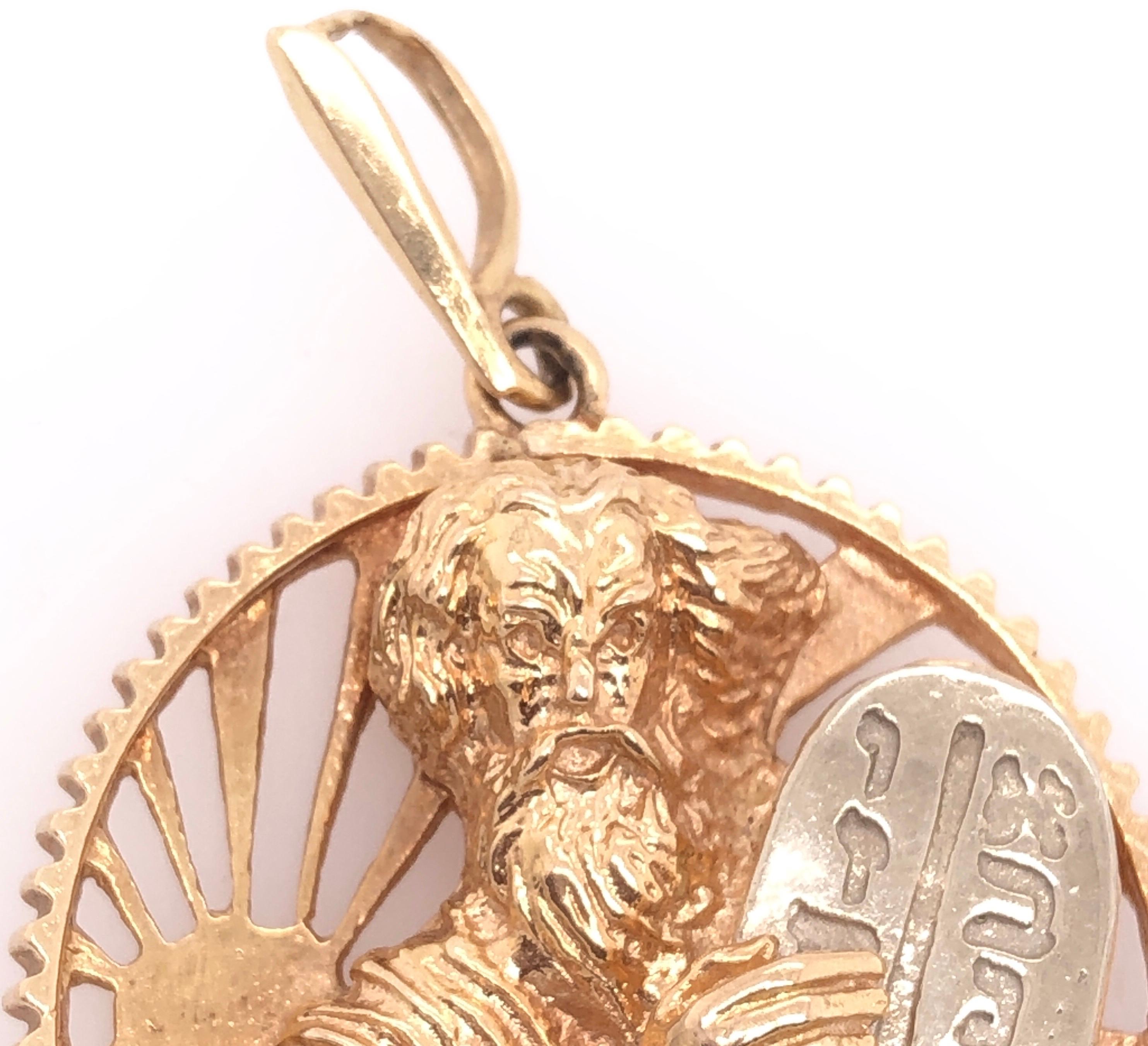 Breloque pendentif religieux en or jaune et blanc 14 carats Bon état - En vente à Manhasset, NY
