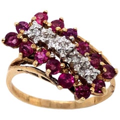 14 Karat Gelb- und Weißgold Rubin- und Diamant-Cluster-Ring