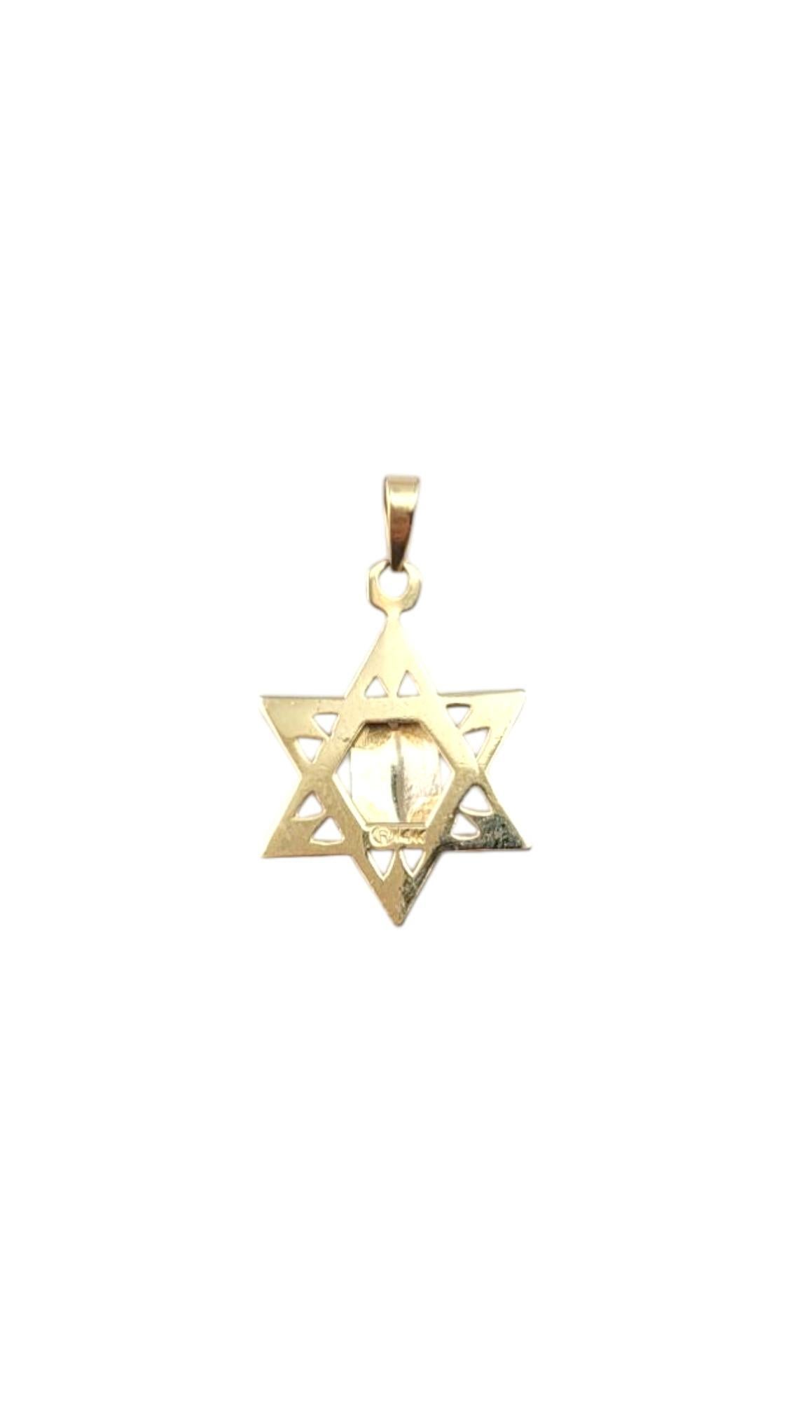 Ciondolo a forma di stella di David in oro bicolore 14K.

Ciondolo Stella di David in oro 14K bicolore - La stella di David in oro giallo è centrata da una Torah in oro bianco.

Marchio di garanzia: ®14K

Peso: 0,9g / 0,6dwt.

Dimensioni: 19,6 mm X