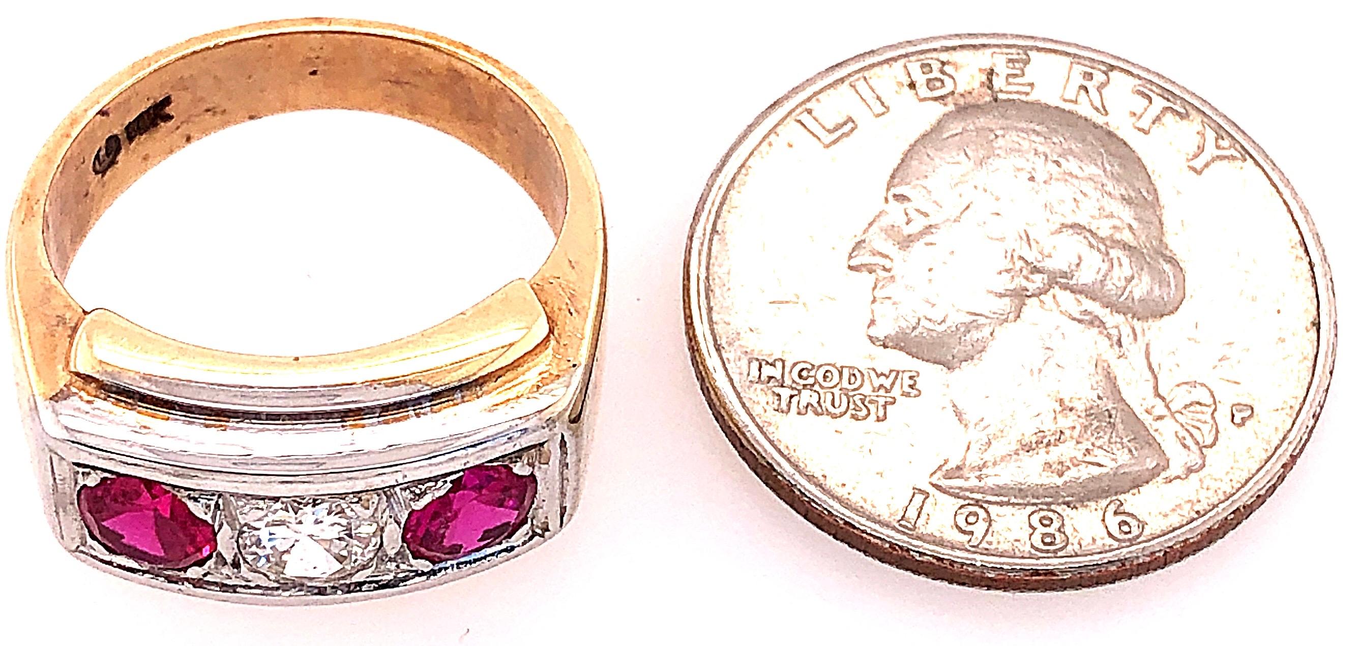Anillo de oro amarillo y blanco de 14 quilates con tres piedras de diamante y rubí en venta 3