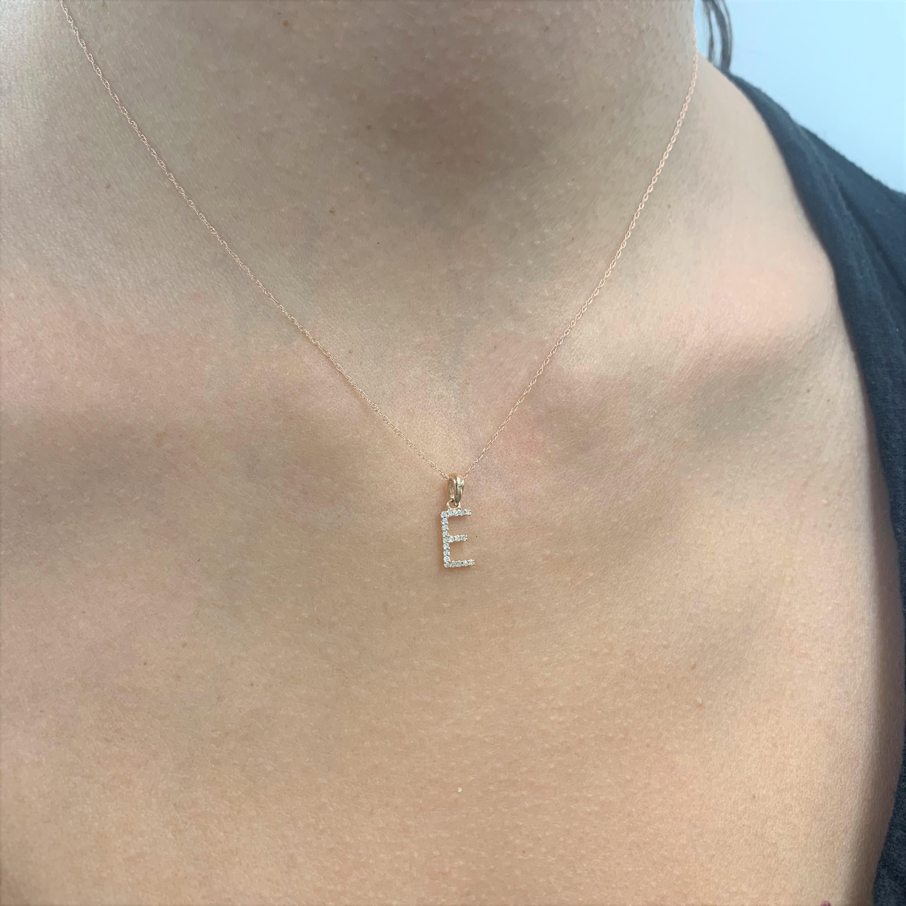 Collier pendentif initial E en or jaune 14 carats avec diamants 0,06 carat Neuf - En vente à Great neck, NY