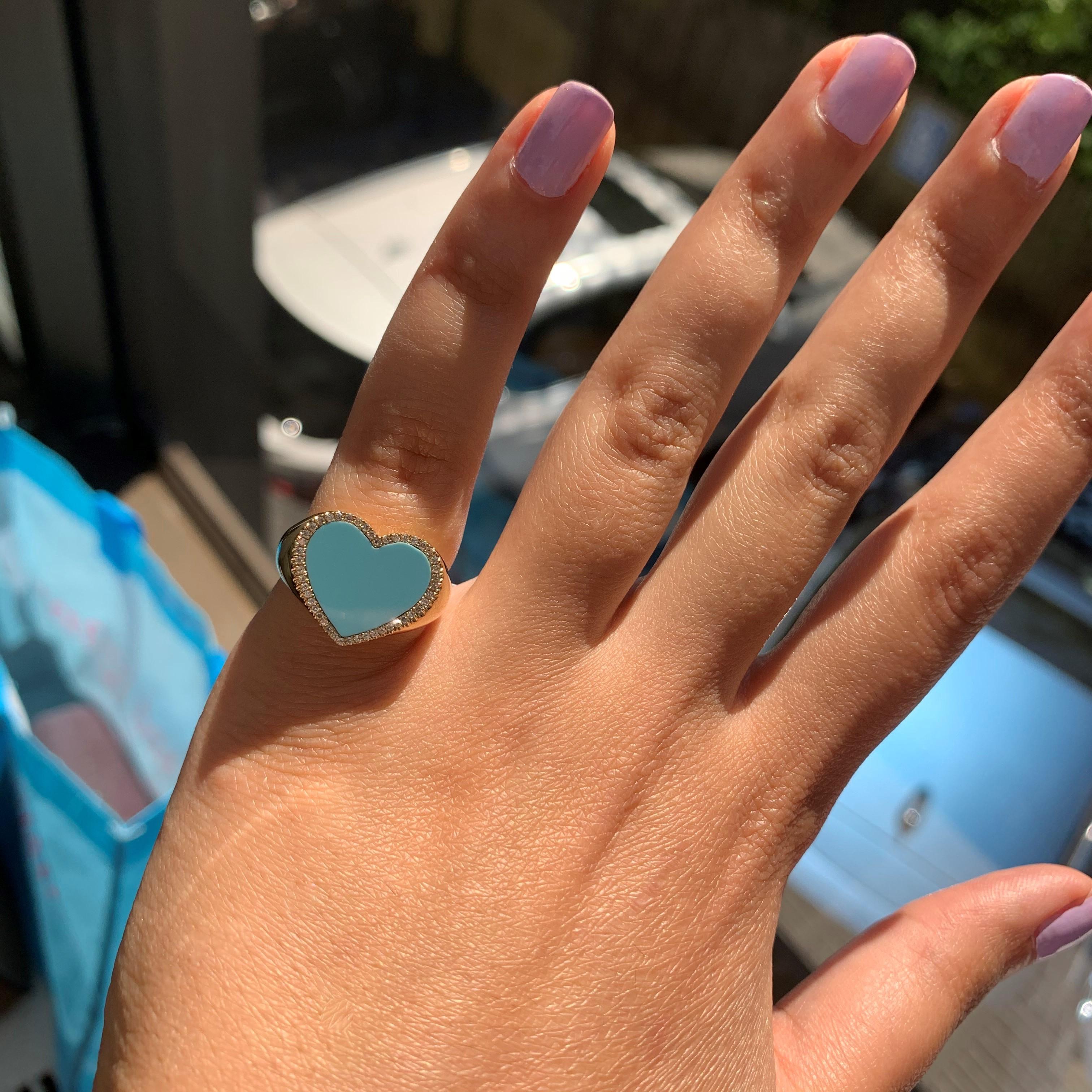 Diese wunderschöne Herzform Ring verfügt über eine schöne blaue Herzform Türkis 1,64 ct. mit einer Reihe von etwa 0,11 ct von runden Diamanten umgeben, von 14K Gelbgold gefertigt. Dieser Ring kann von einem Juwelier in der Größe angepasst werden 