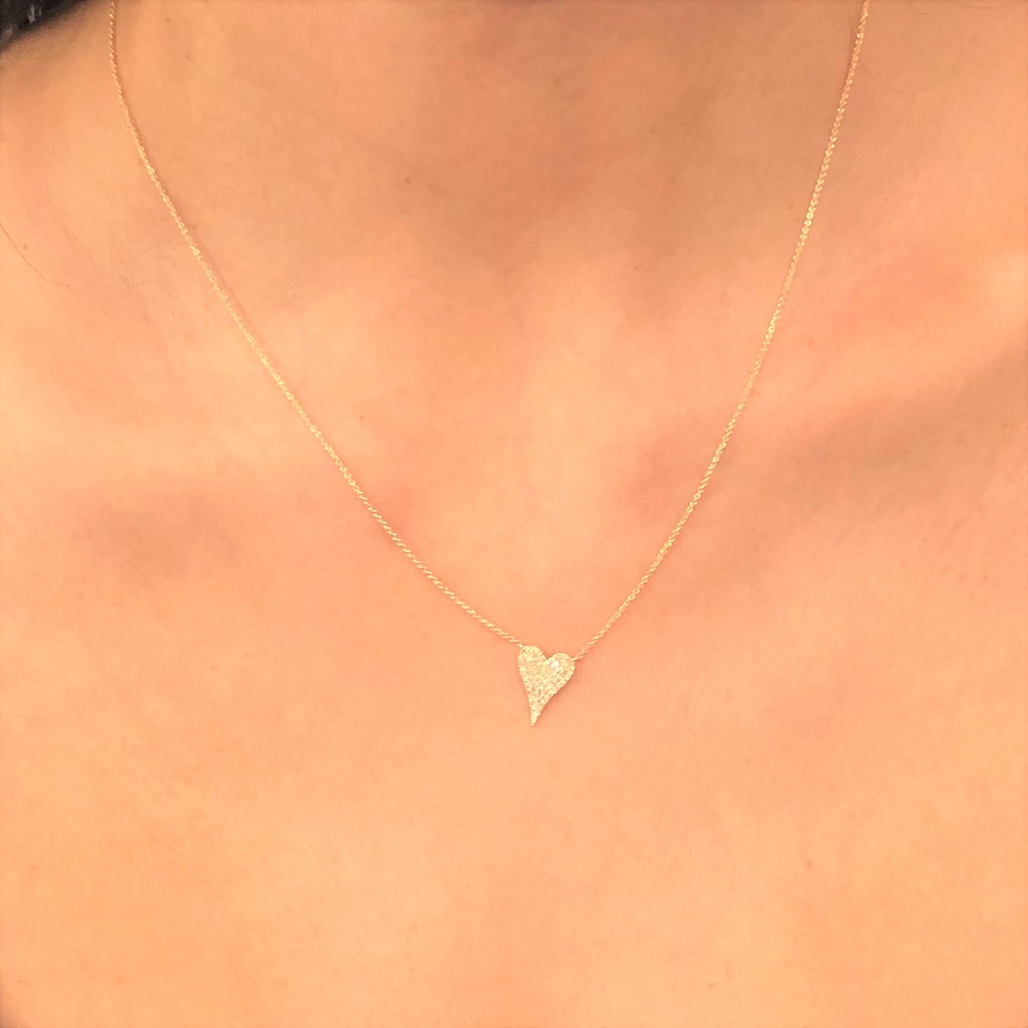 Round Cut 14 Karat Yellow Gold 0.17 Carat Diamond Pave Heart Necklace For Sale