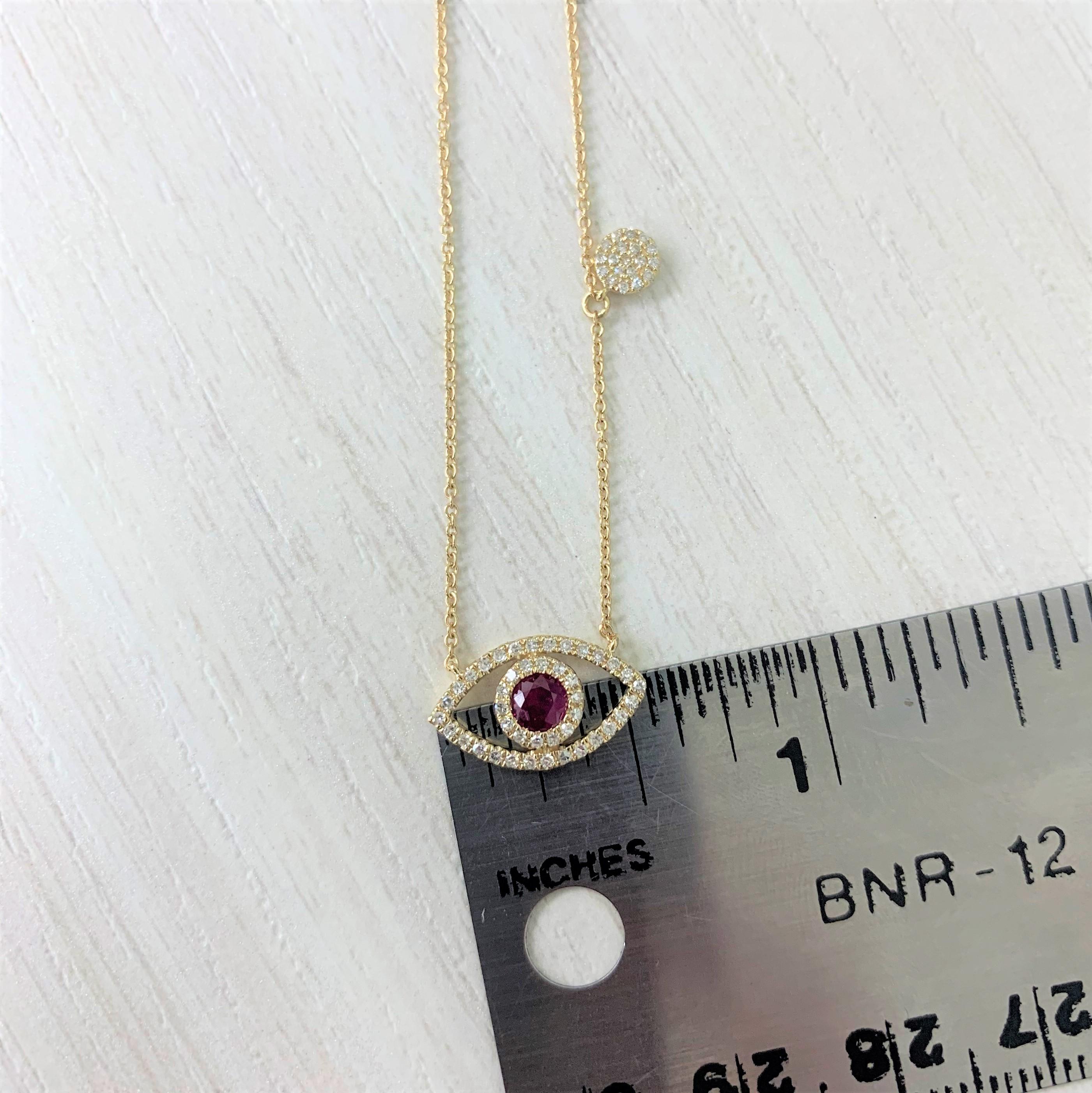 Feal se sent protégé et gardé avec ce collier à l'œil maléfique ! Fabriqué en or 14 carats, ce pendentif contient 0,18 carats de diamants blancs naturels et 0,28 carats de rubis. Livré sur une chaîne de 16 à 18 pouces.
-Or jaune 14 carats
-Rubis