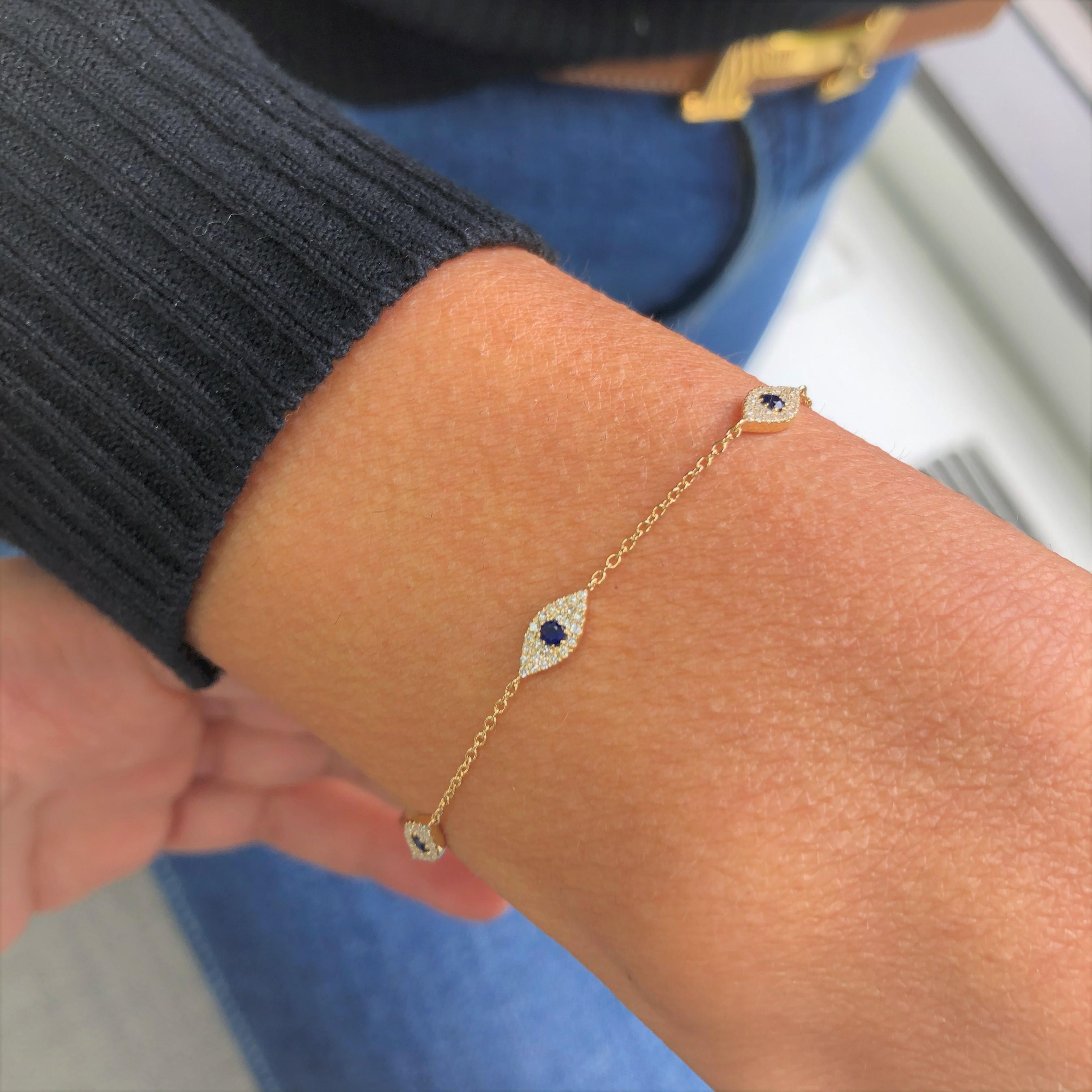 Ajoutez ce bracelet stationnaire Evil Eye à votre look ! Fabriquée en or 14 carats et composée de 0,26 ct. de diamants naturels ronds et brillants et de 0,27 ct. de saphirs bleus brillants. Couleur et clarté du diamant GH-SI1-SI2.  Le bracelet est