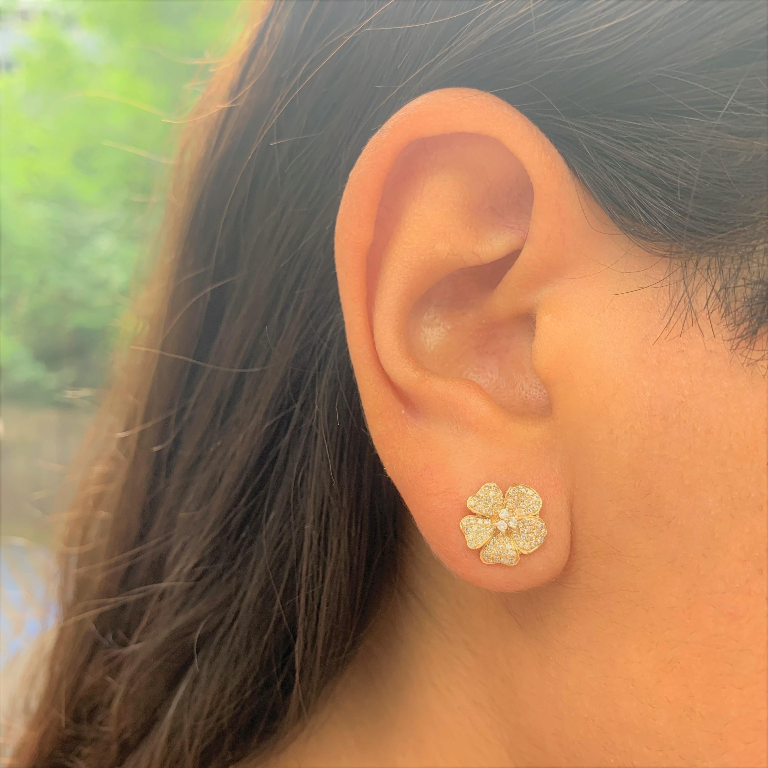 Ajoutez ces magnifiques boucles d'oreilles fleuries à votre look ! Fabriquées en or 14 carats, ces boucles d'oreilles sont ornées de 0,32 carat de diamants blancs ronds naturels et sont fixées par des boutons-poussoirs papillon.
-or 14K
-0,32 carats