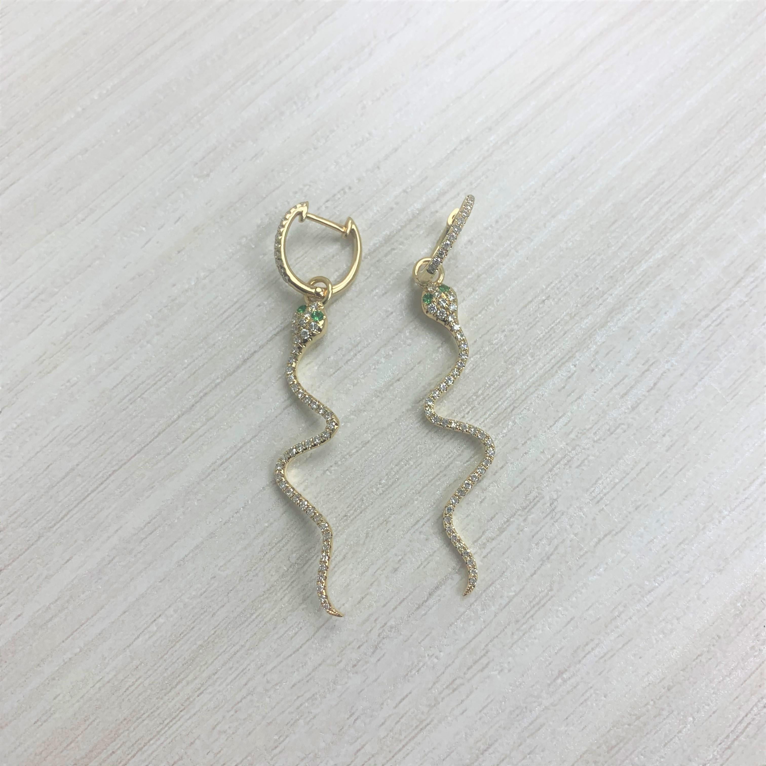Contemporain Pendants d'oreilles serpent en or jaune 14 carats, diamants 0,53 carat et tsavorite en vente