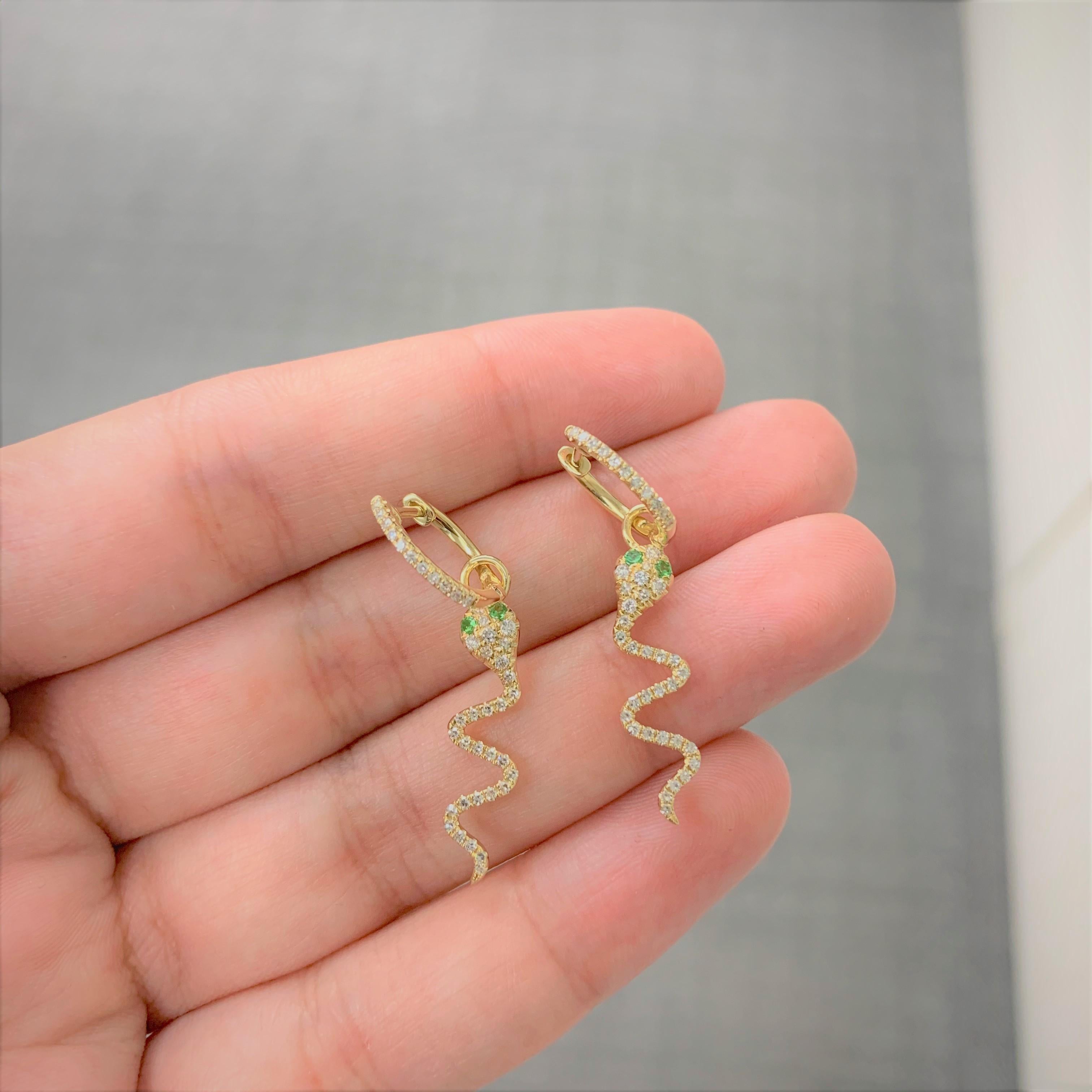 Taille ronde Pendants d'oreilles serpent en or jaune 14 carats, diamants 0,53 carat et tsavorite en vente