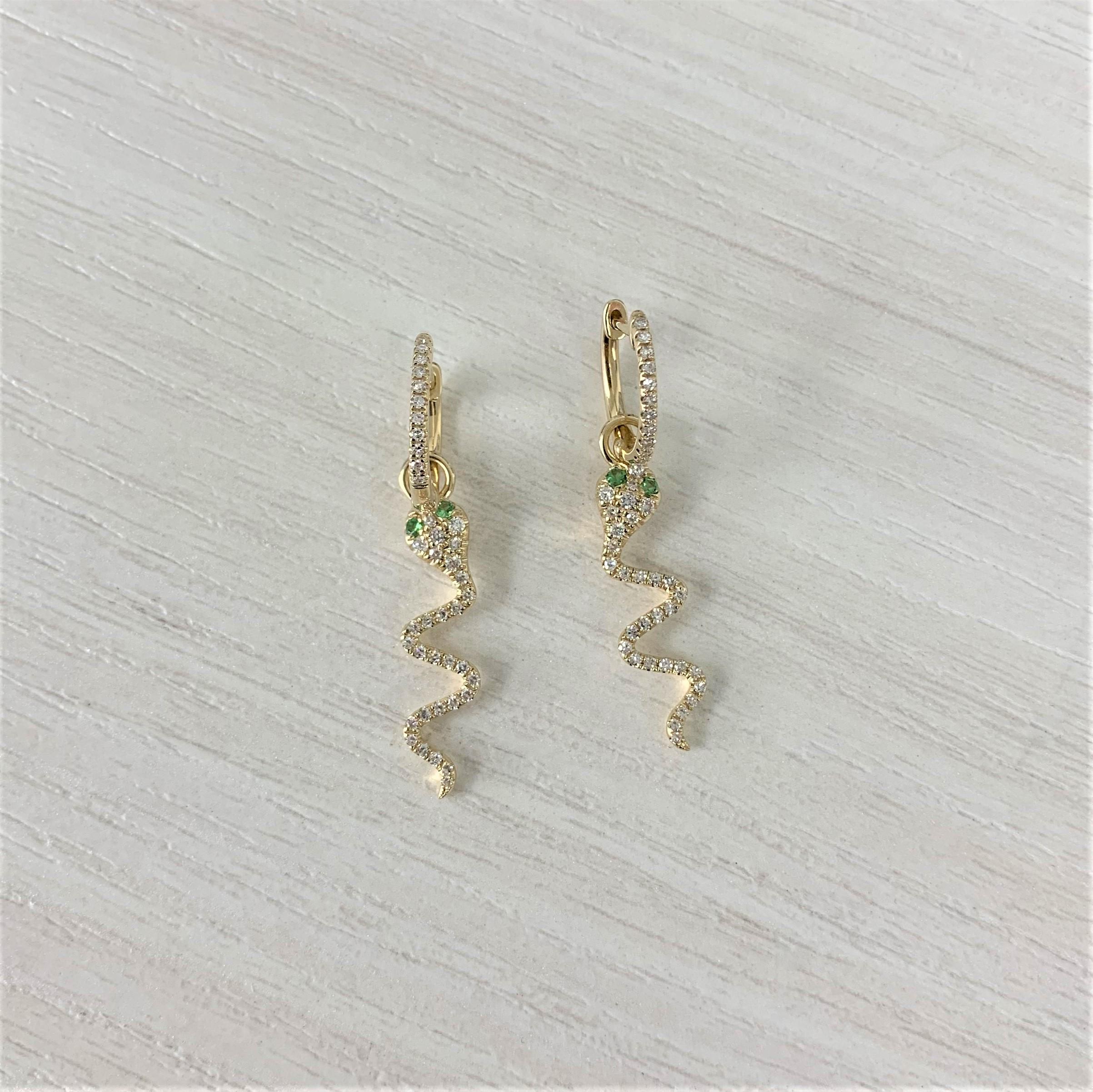 Pendants d'oreilles serpent en or jaune 14 carats, diamants 0,53 carat et tsavorite Neuf - En vente à Great neck, NY