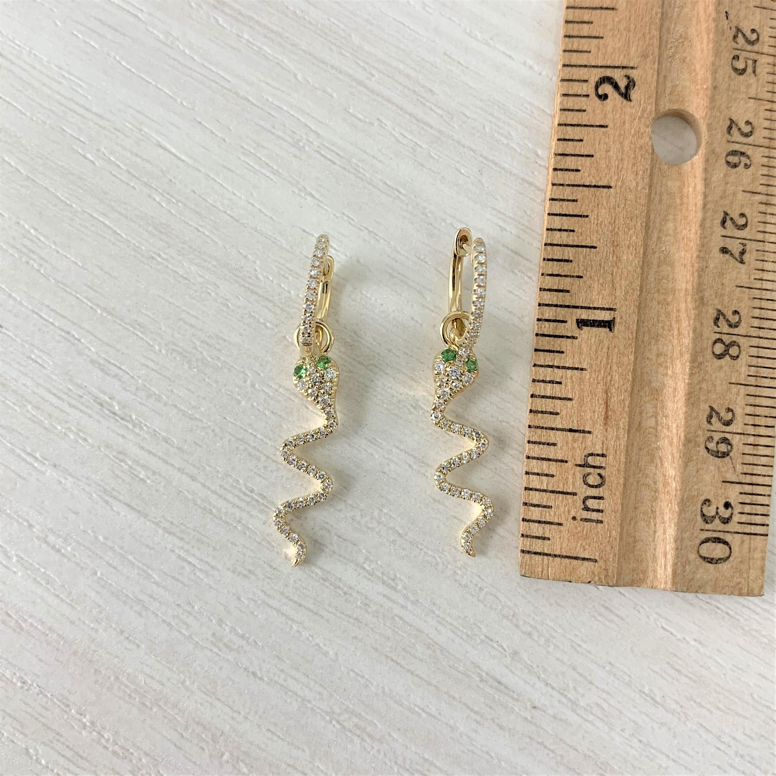 Pendants d'oreilles serpent en or jaune 14 carats, diamants 0,53 carat et tsavorite Unisexe en vente