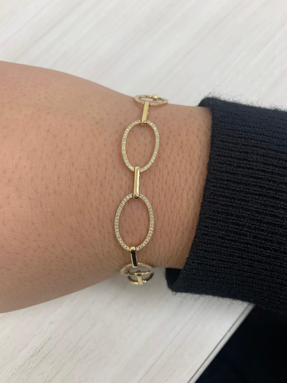 This Gorgeous Diamond Oval Link Bracelet is crafted of 14K yellow Gold and features 0.69 carats of natural round White Diamonds.
-14K Gold
-0.69 Carat Natural Round Diamonds
-Color & Clarity GH-SI1
-1-2 Day Shipping
-Gift Box Included !!