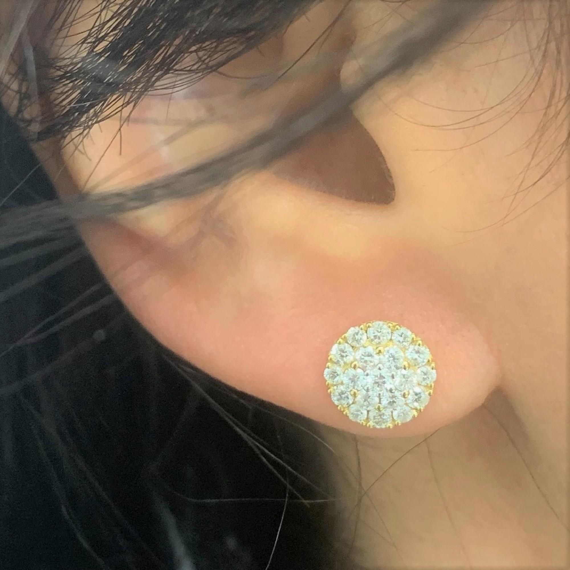 Ornez vous de ces classiques et élégantes boucles d'oreilles Cluster, fabriquées en or 14k et ornées d'environ 0,70 ct de diamants blancs étincelants. Disponible en or blanc, jaune et rose.  Couleur et pureté du diamant GH SI1-SI2
-Poids du diamant