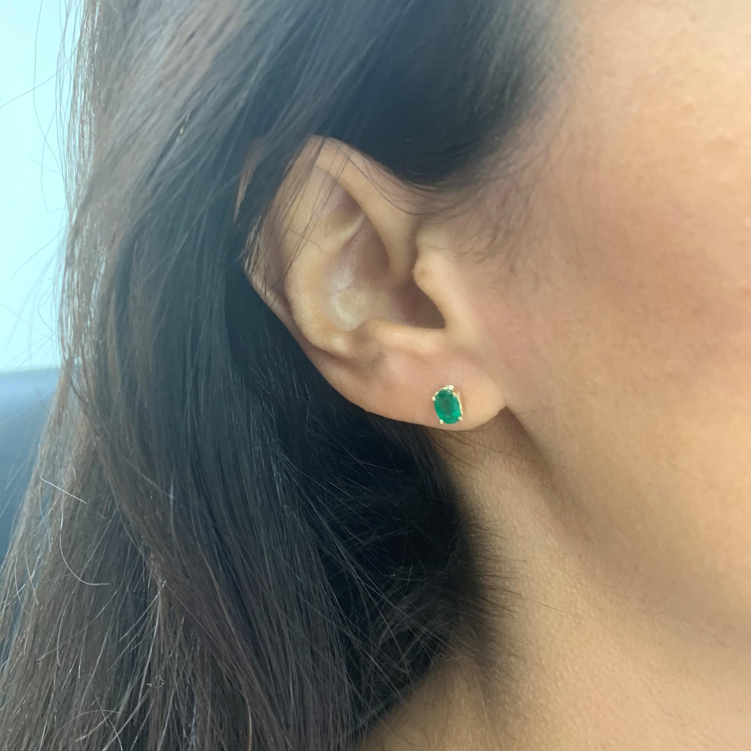 14 Karat Yellow Gold 0.80 Carat Green Emerald Oval Shape Stud Earrings For Sale 1