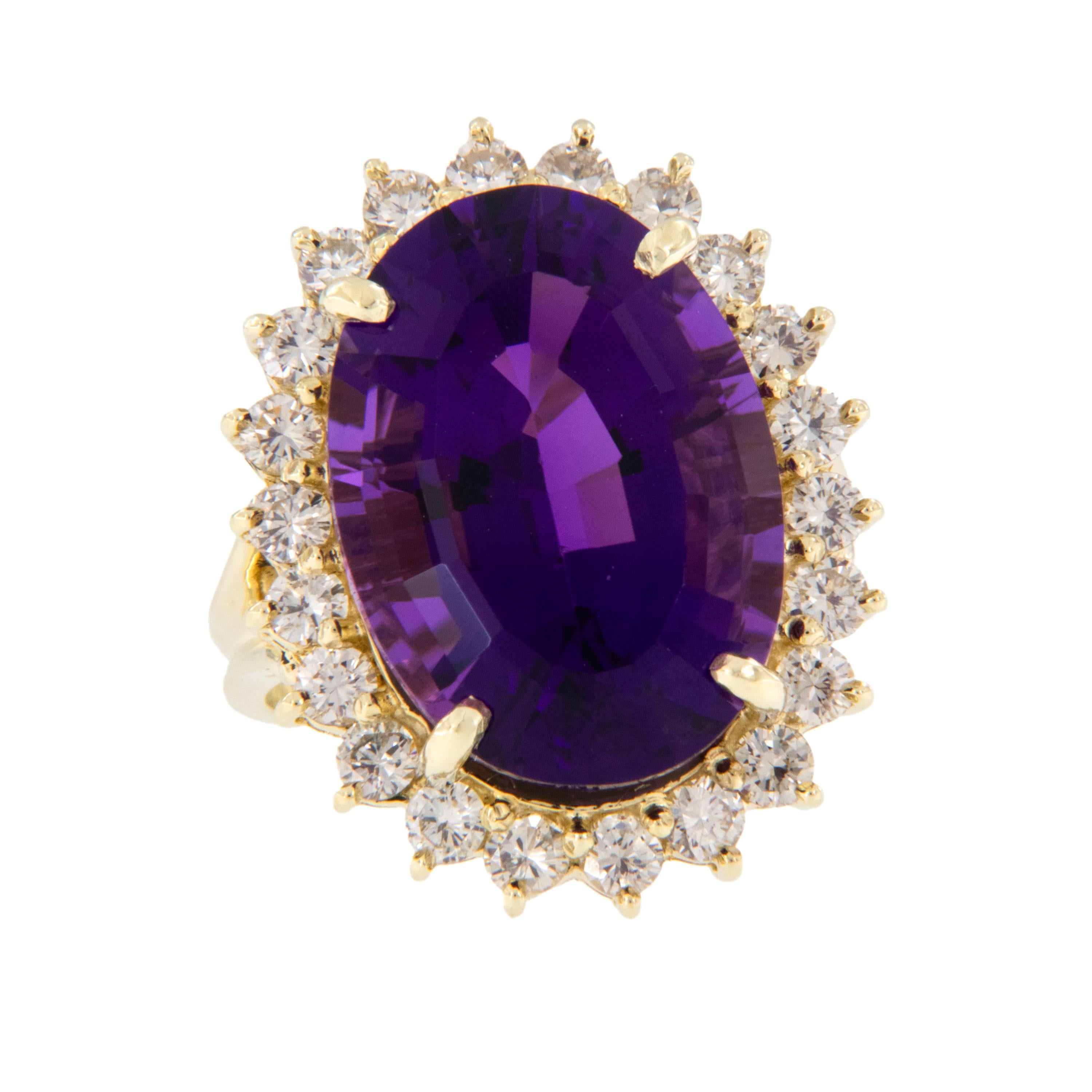 Questo classico anello fashion/cocktail è realizzato in oro giallo 14 carati e presenta un'ametista di colore viola intenso = 12,50 carati est. circondata da un'ametista di colore rosso.  1,10 cttw est. di diamanti. Un anello da cocktail è uno dei