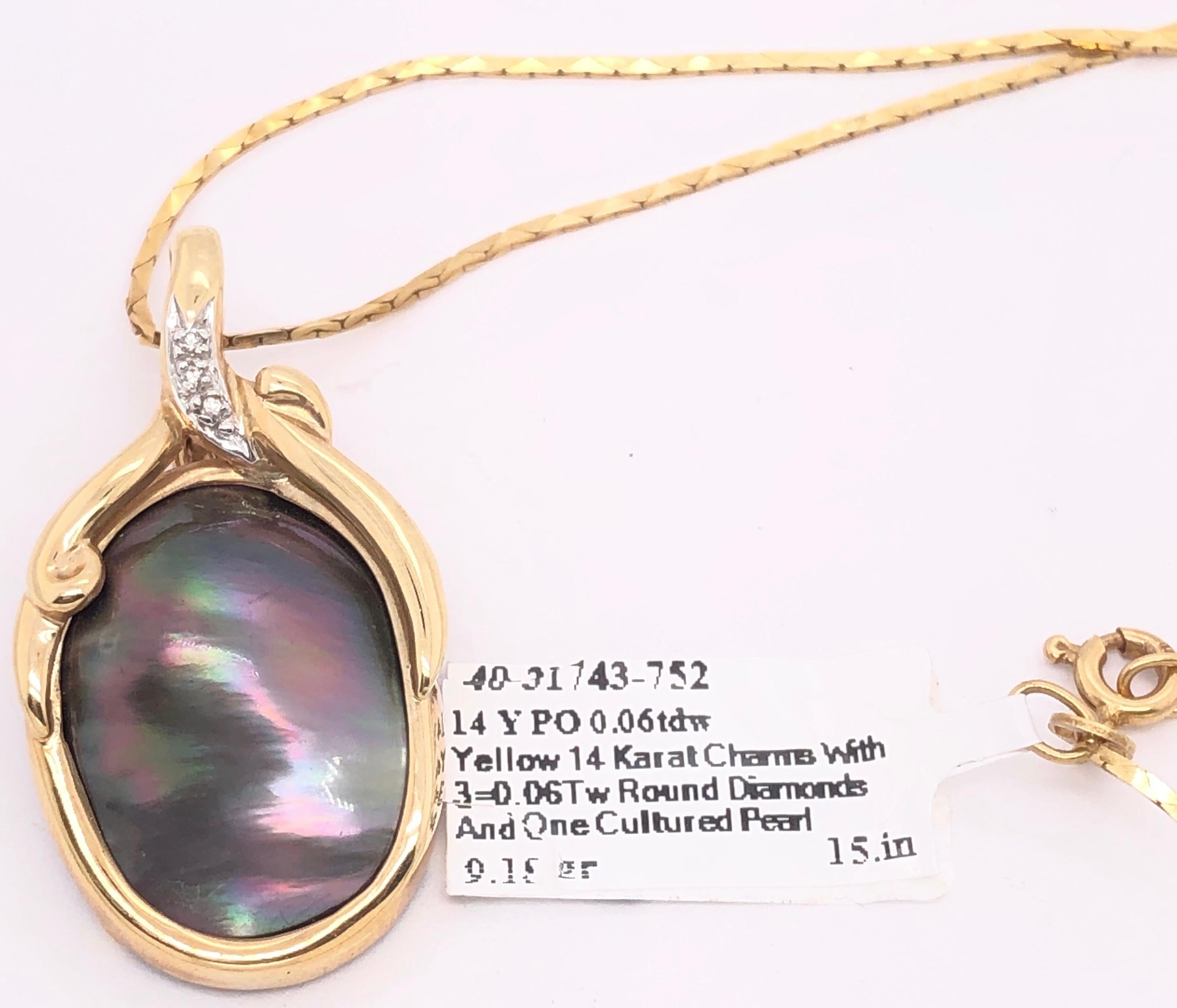 Collier en or jaune 14 carats avec pendentif en perles de culture et diamants Pour femmes en vente