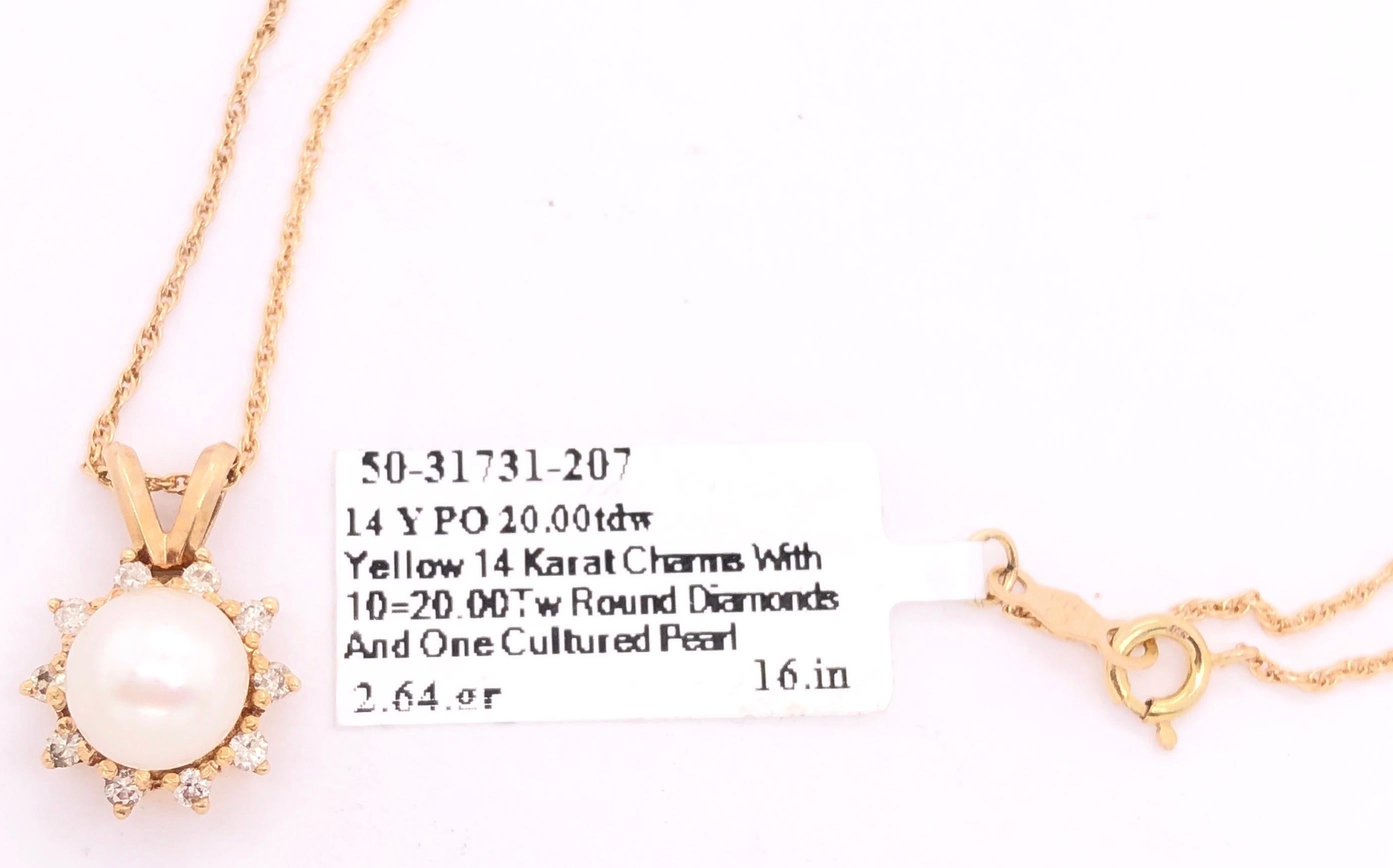 Taille ronde Collier en or jaune 14 carats avec pendentif en perles de culture et diamants en vente