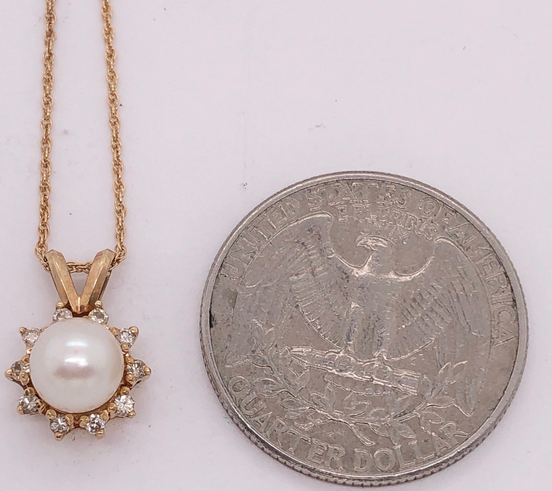 14 Karat Yellow Gold Necklace with Cultured Pearl and Diamond Pendant In Good Condition For Sale In Stamford, CT