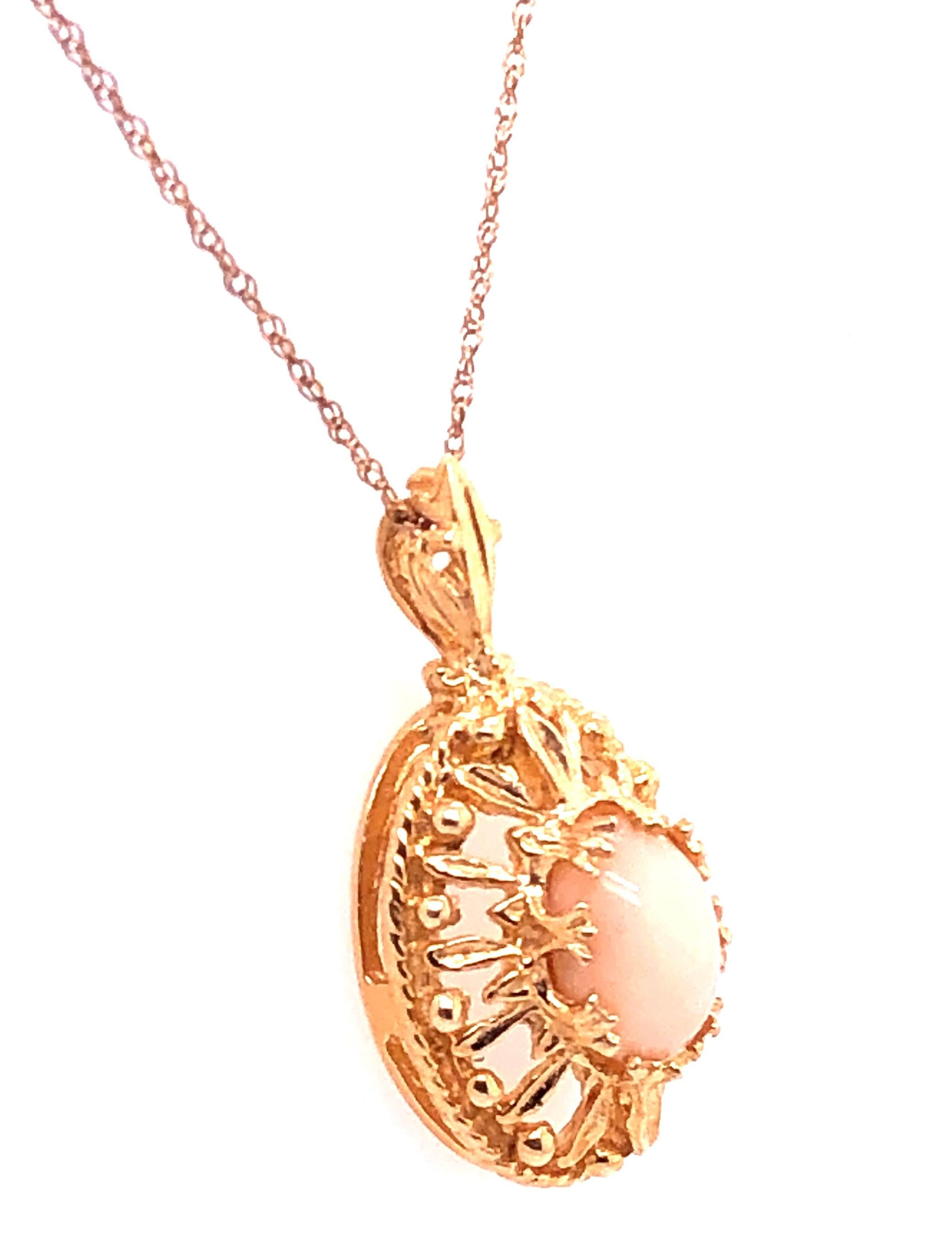 Contemporary 14 Karat Yellow Gold Necklace with Pendant For Sale