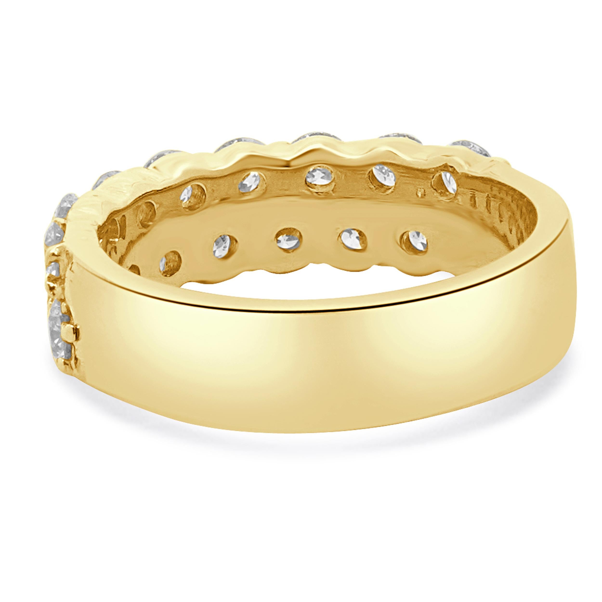 Taglio rotondo 14 Karat Yellow Gold 2 Row Diamond Band in vendita