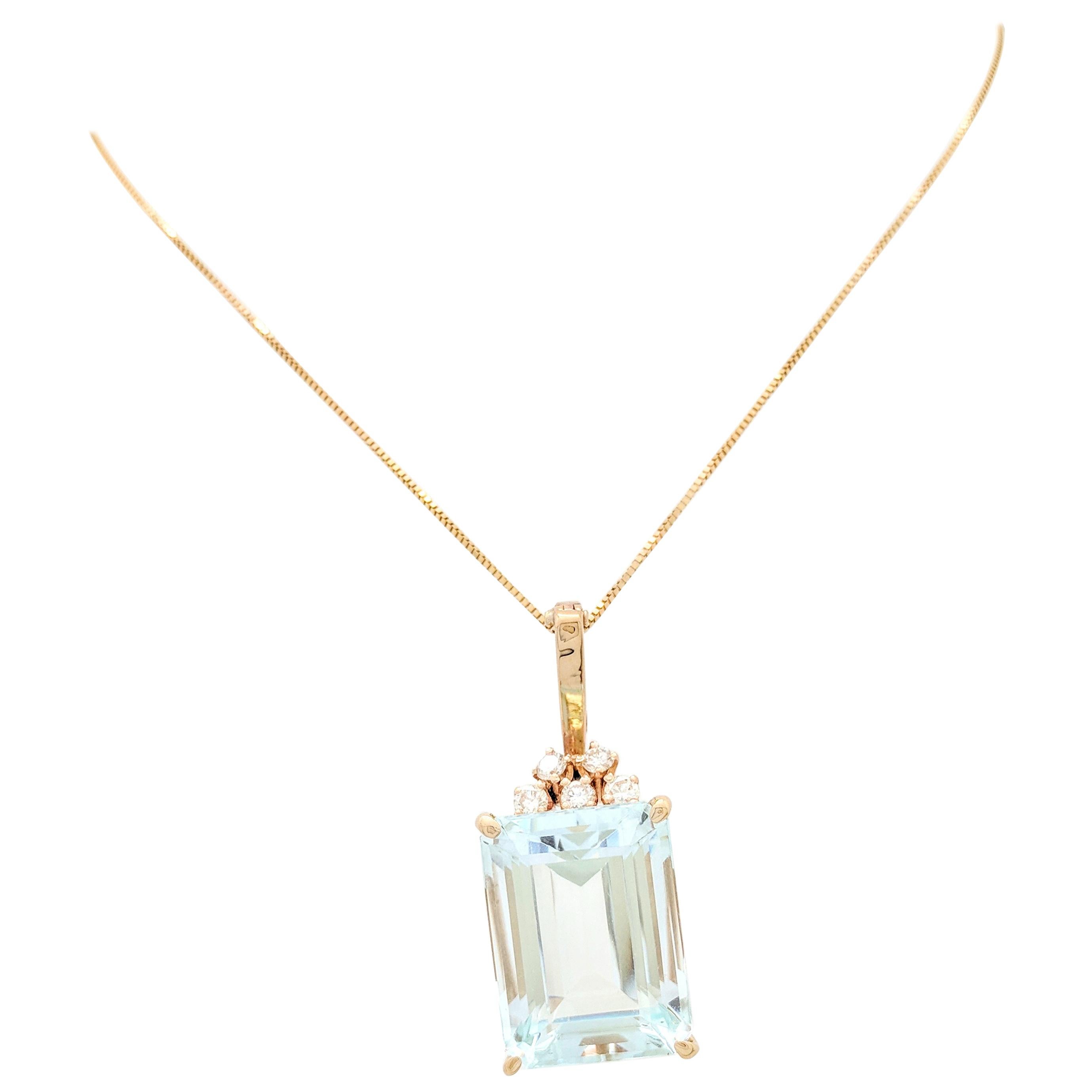 14 Karat Yellow Gold 21 Carat Aquamarine and Diamond Pendant Necklace 12.2 Grams