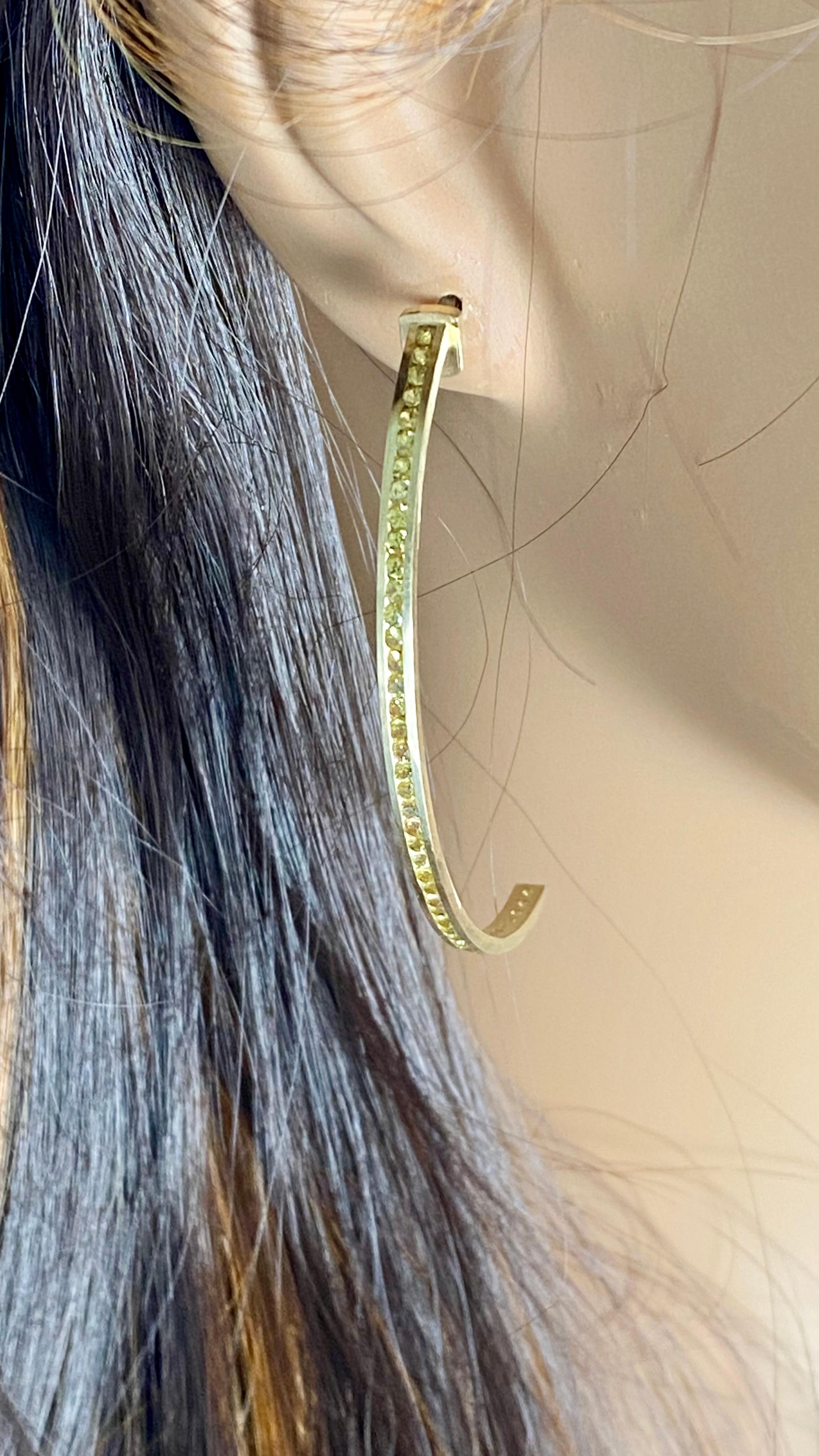Pendientes de aro de oro amarillo de 14 quilates y 2,2 pulgadas Zafiros amarillos de 2,10 quilates en Nuevo estado para la venta en New York, NY