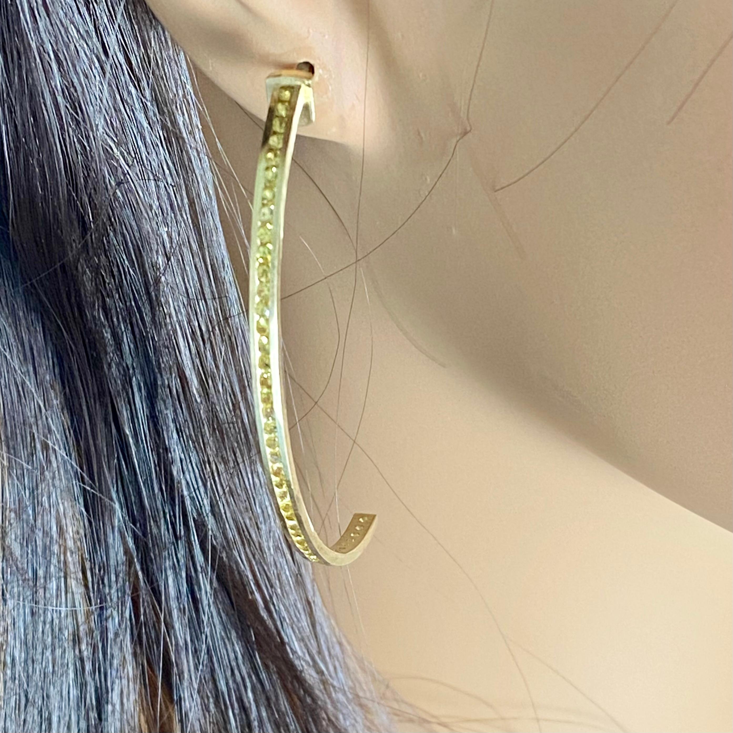 Pendientes de aro de oro amarillo de 14 quilates y 2,2 pulgadas Zafiros amarillos de 2,10 quilates en venta 1