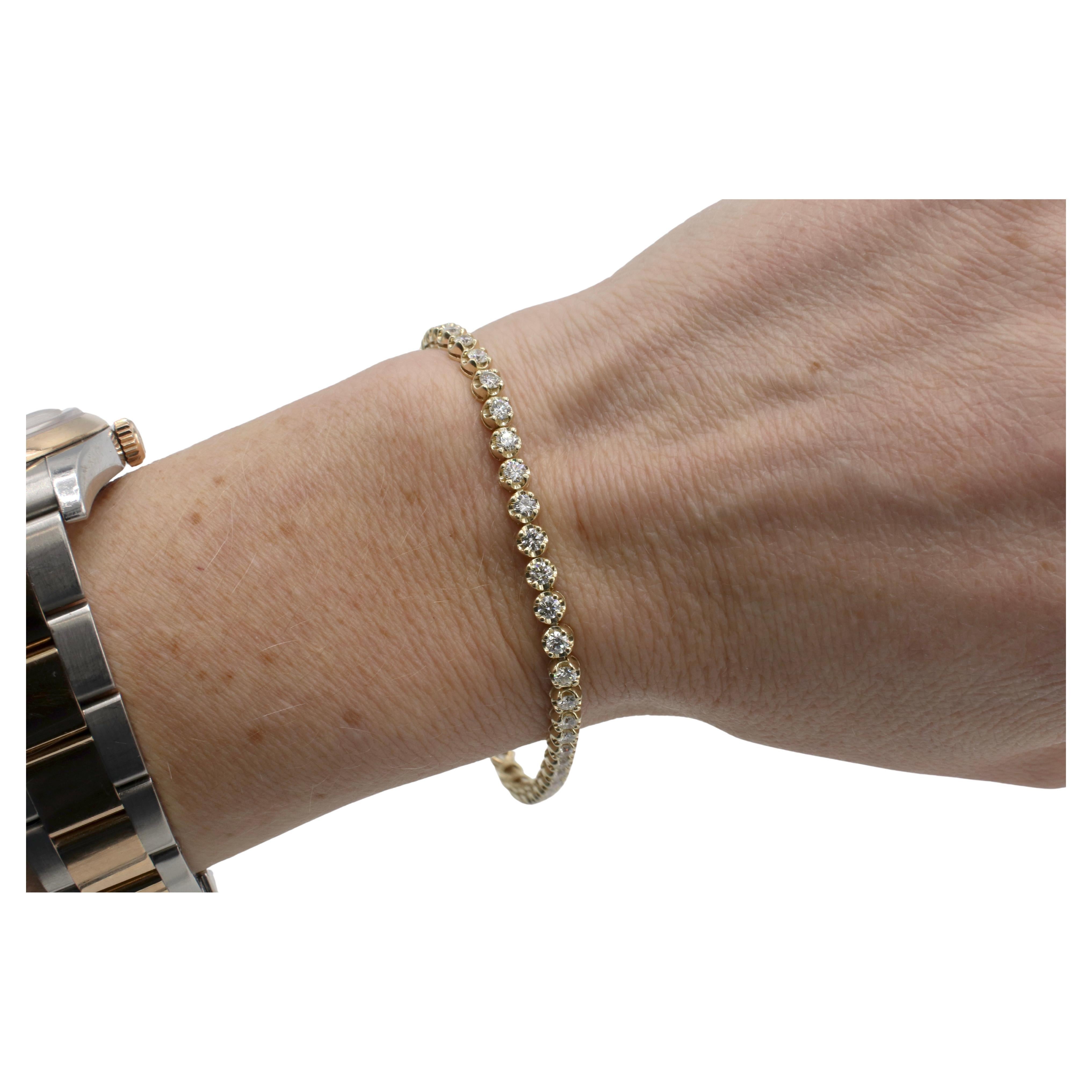 Modern 14 Karat Yellow Gold 3.00 Carat Natural Round Diamond Tennis Line Bracelet For Sale
