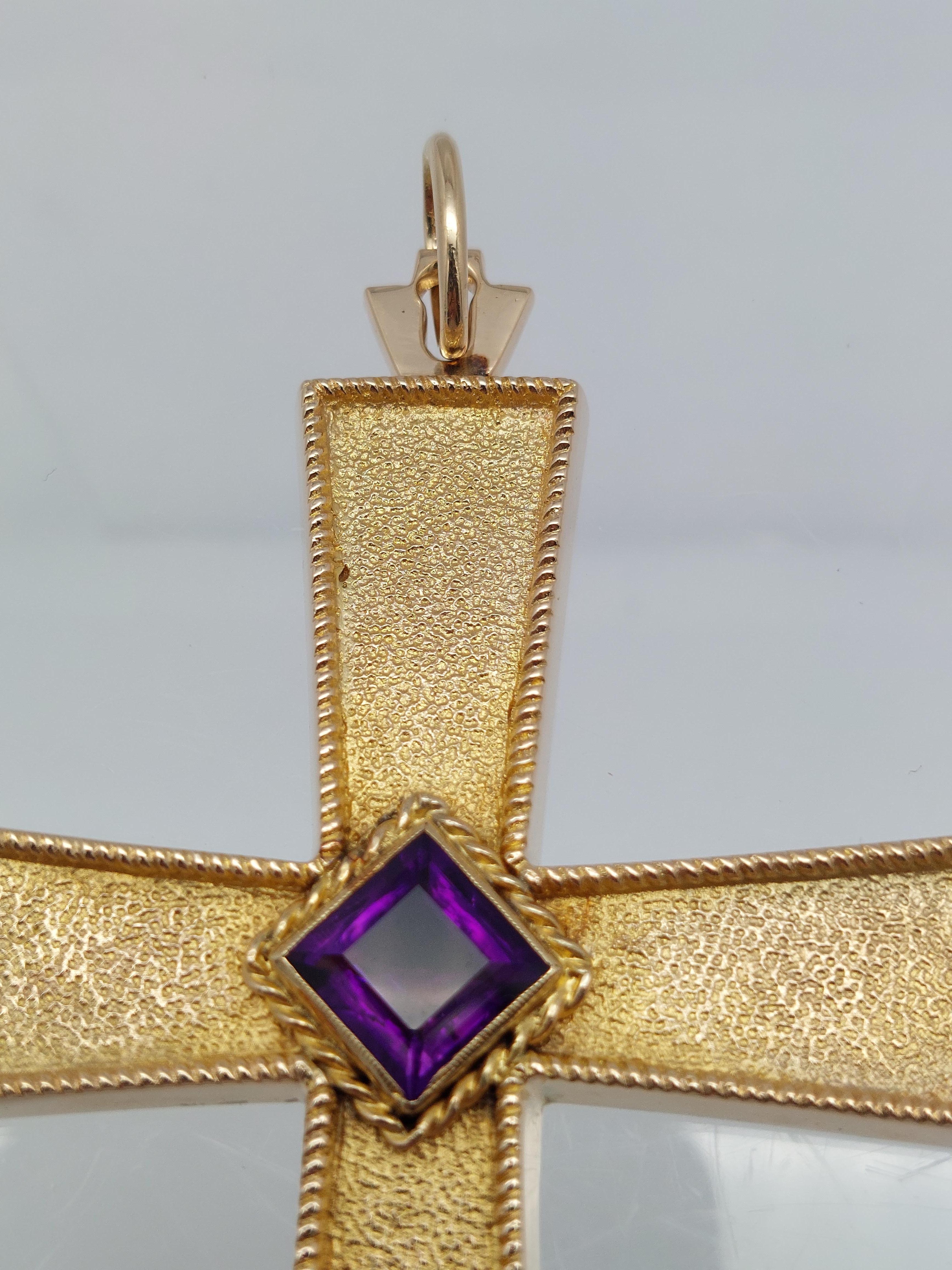 Arts and Crafts Pendentif croix en or jaune 14 carats avec améthyste et compartiment caché en vente