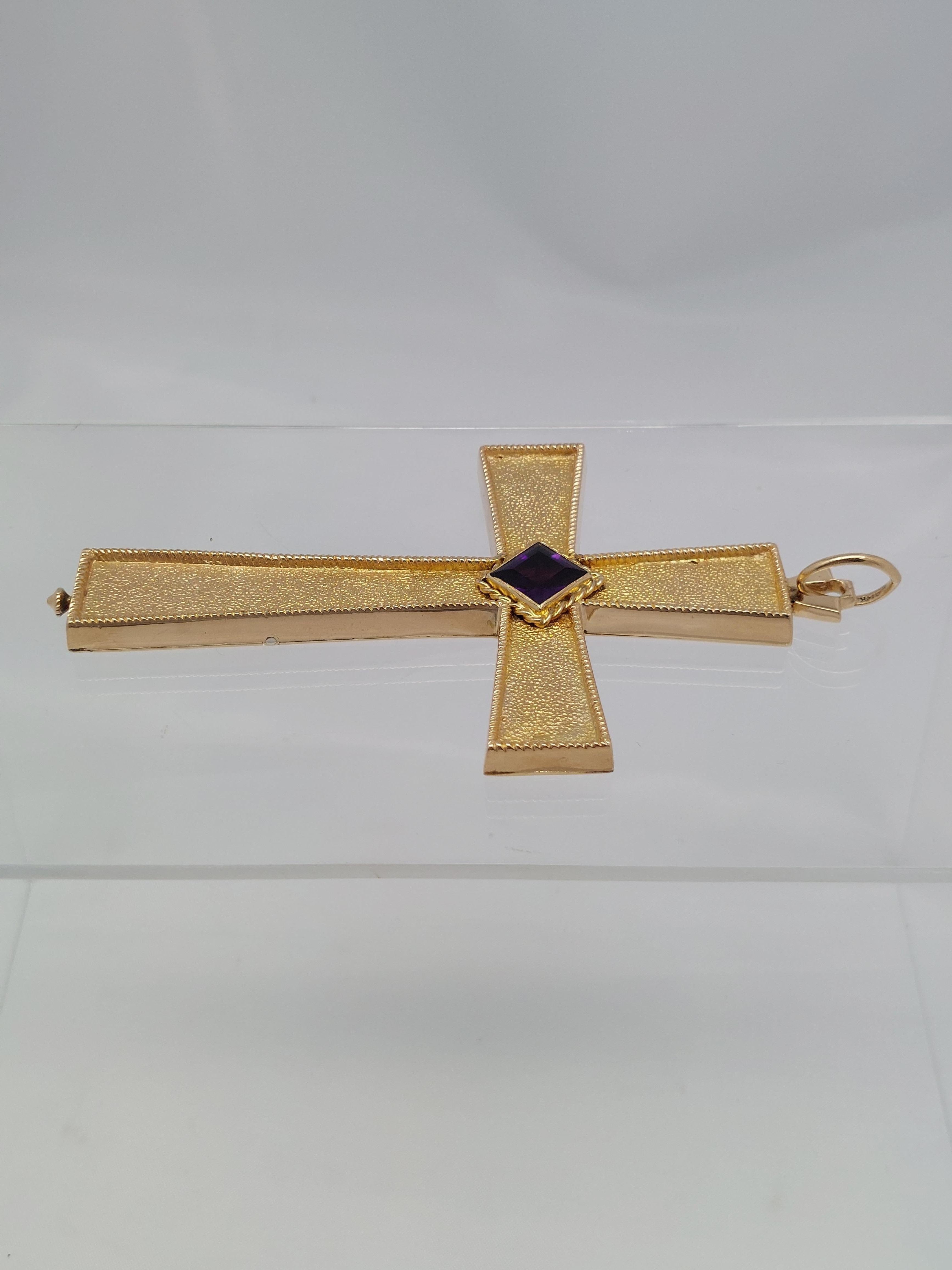Pendentif croix en or jaune 14 carats avec améthyste et compartiment caché Unisexe en vente