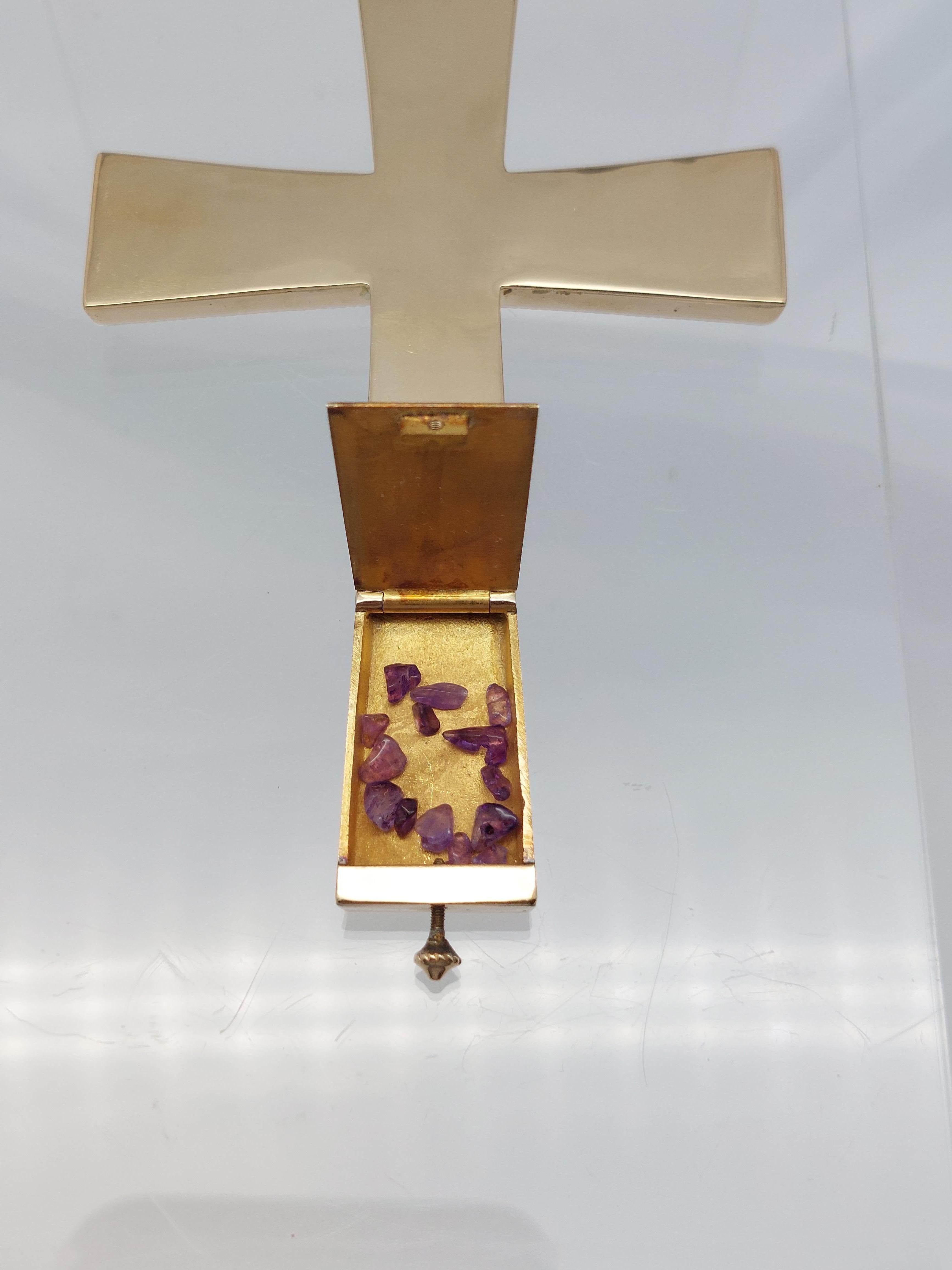 Pendentif croix en or jaune 14 carats avec améthyste et compartiment caché en vente 3