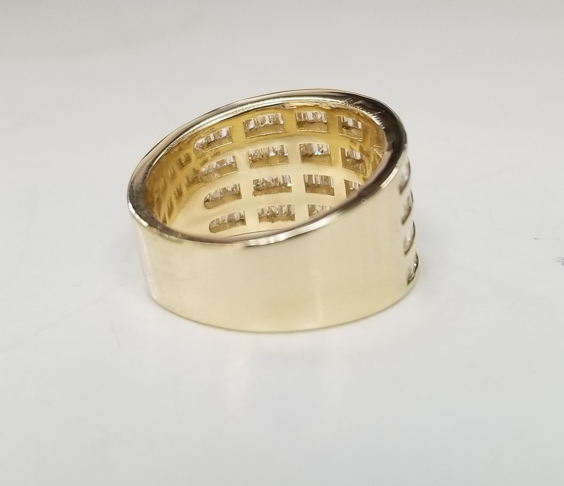 14 Karat Gelbgold 4 Reihen Diamant Baguette Kanal gesetzter Ring (Zeitgenössisch) im Angebot