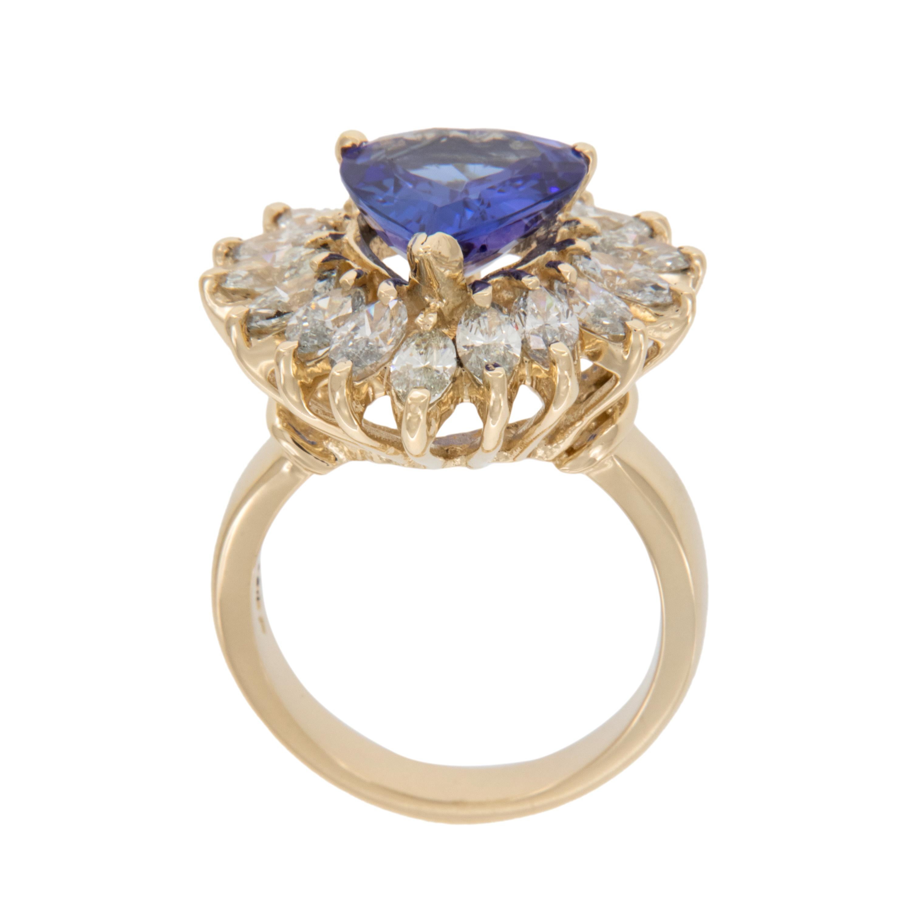 Impressionnante bague de cocktail en or jaune 14 carats, réalisée à la manière d'une ballerine !  Cette bague est entourée de 16 diamants de taille marquise de couleur G-H et de pureté VS-SI, soit 2,00 carats. Elle ne manquera pas d'attirer