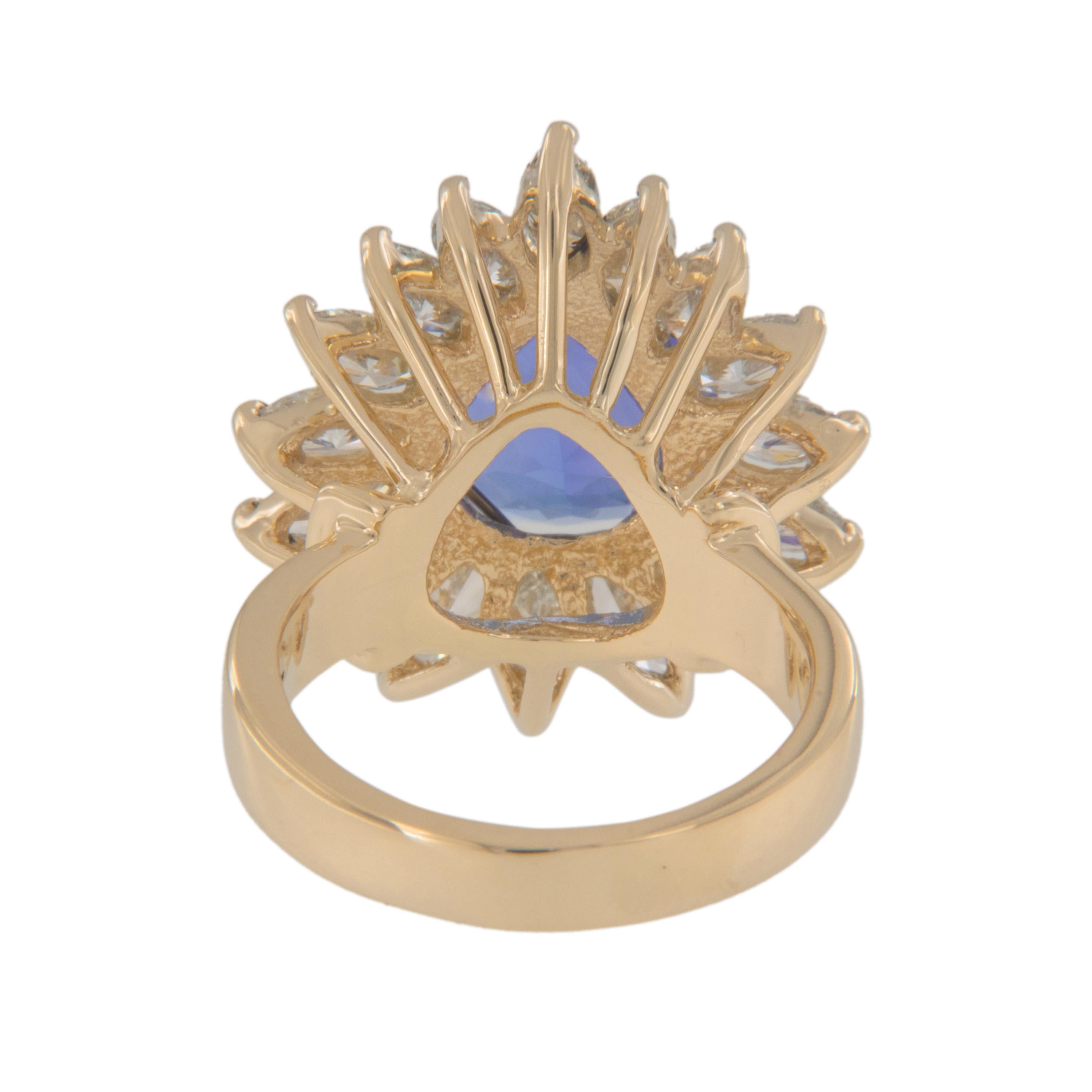 Contemporain Or jaune 14 carats avec tanzanite de 4,00 carats et 2,00 carats au total Bague de cocktail en diamant en vente