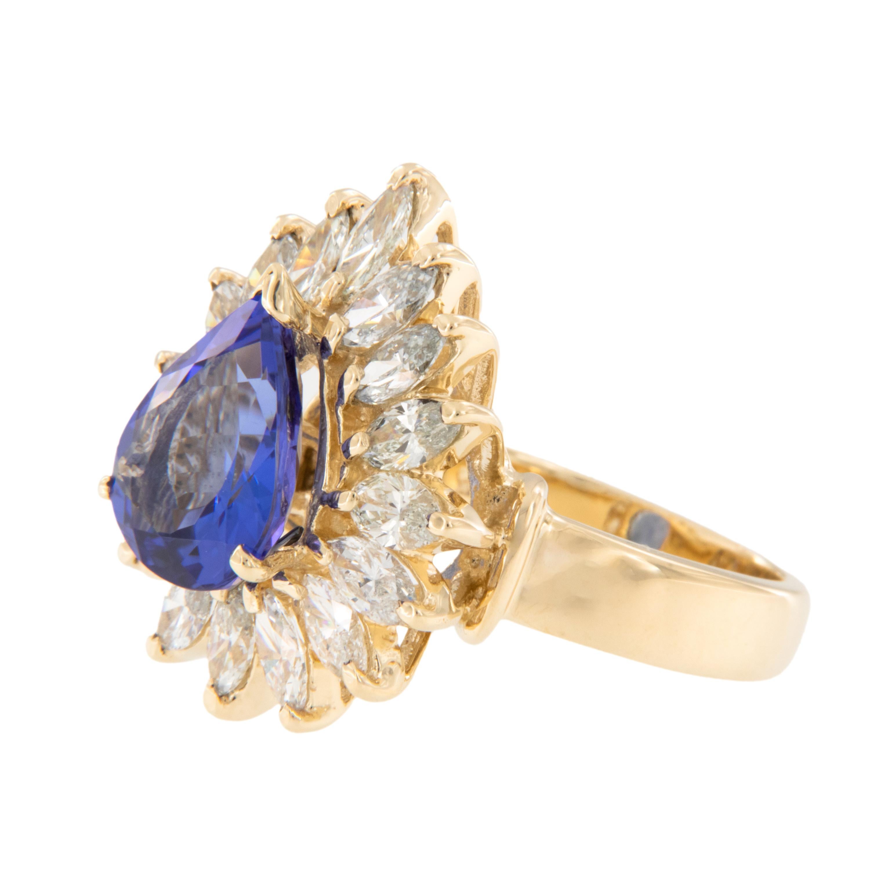 Or jaune 14 carats avec tanzanite de 4,00 carats et 2,00 carats au total Bague de cocktail en diamant Excellent état - En vente à Troy, MI