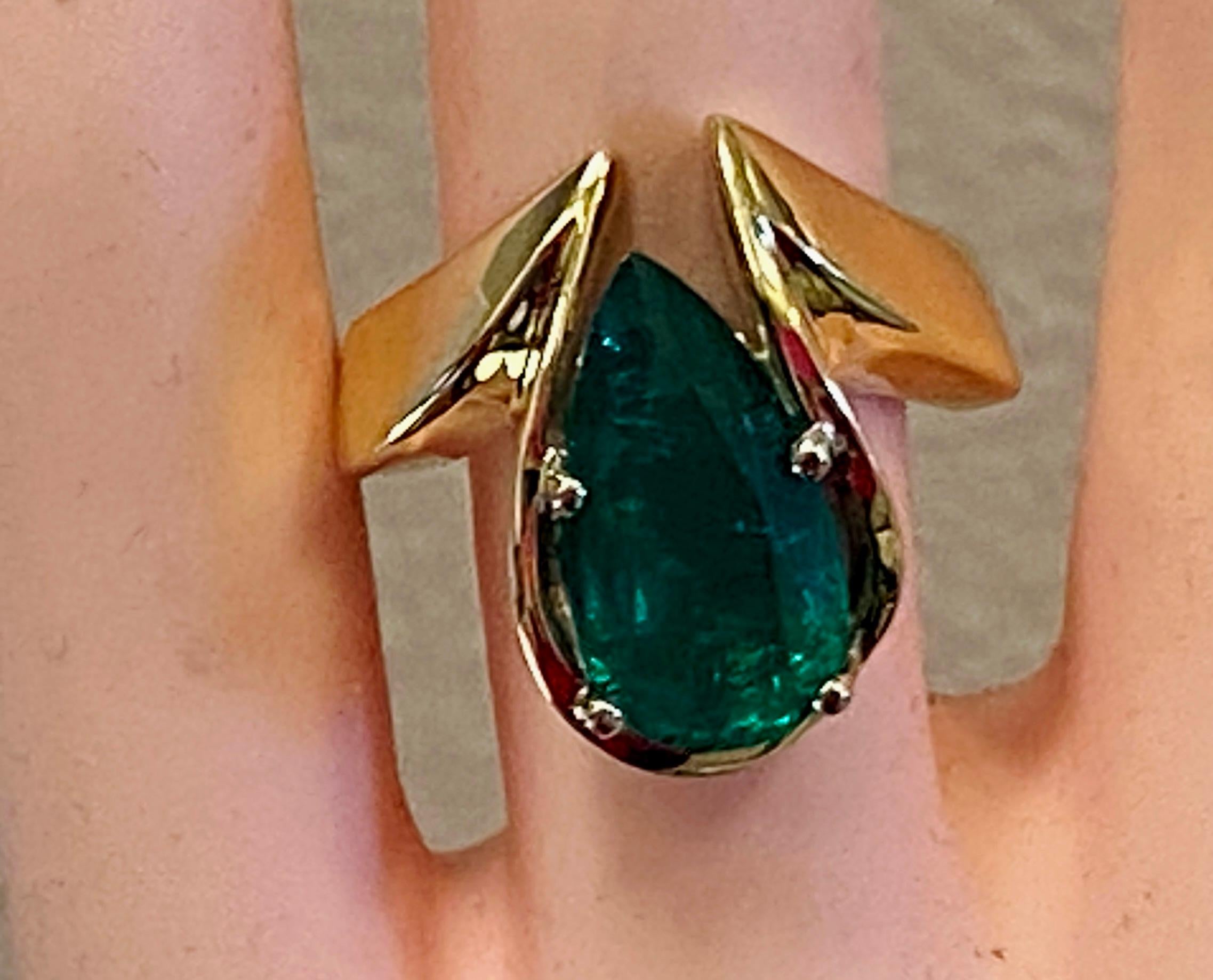 14 Karat Yellow Gold 4.20 Carat Pear Shaped Emerald Ring In Excellent Condition In Palm Desert, CA