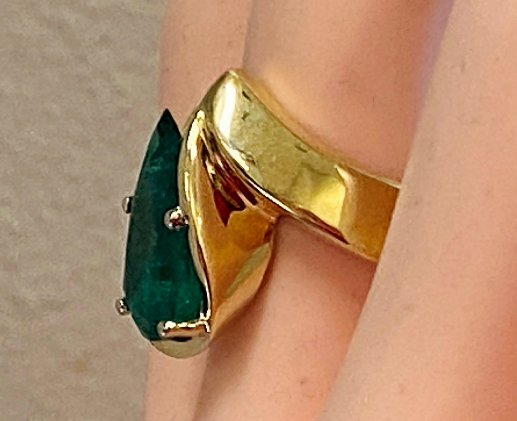Women's or Men's 14 Karat Yellow Gold 4.20 Carat Pear Shaped Emerald Ring