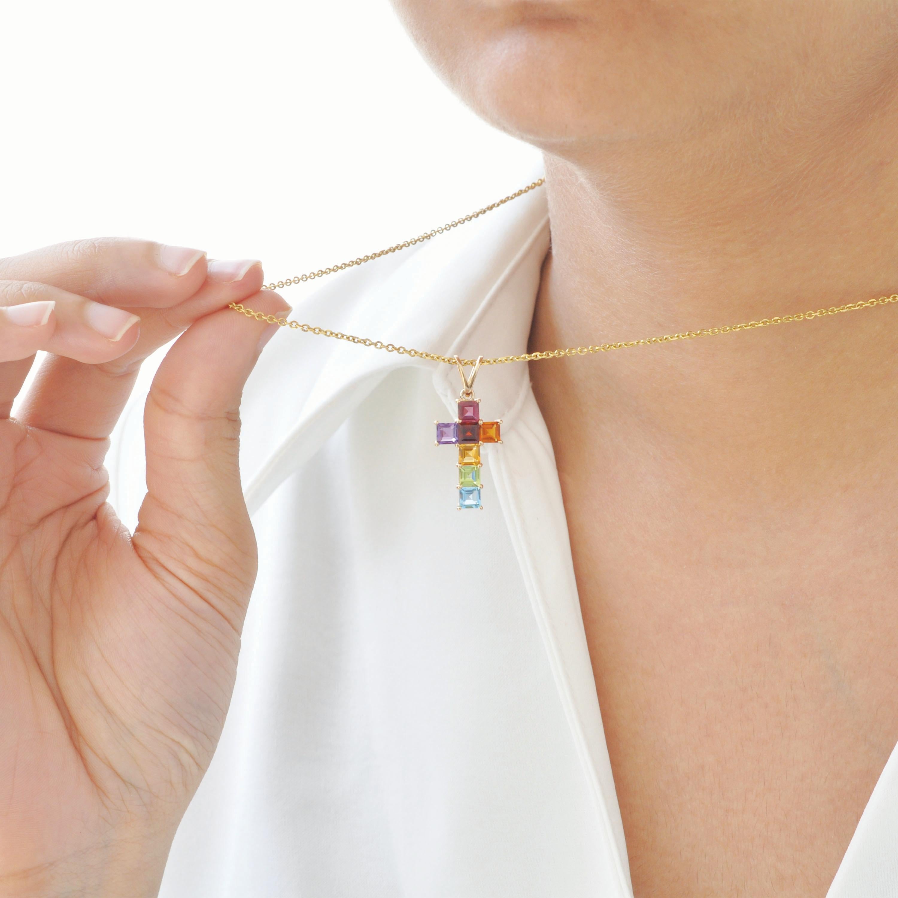 Pendentif croix carrée serti griffes en or jaune 14 carats avec pierres précieuses arc-en-ciel de 4 mm en vente 5