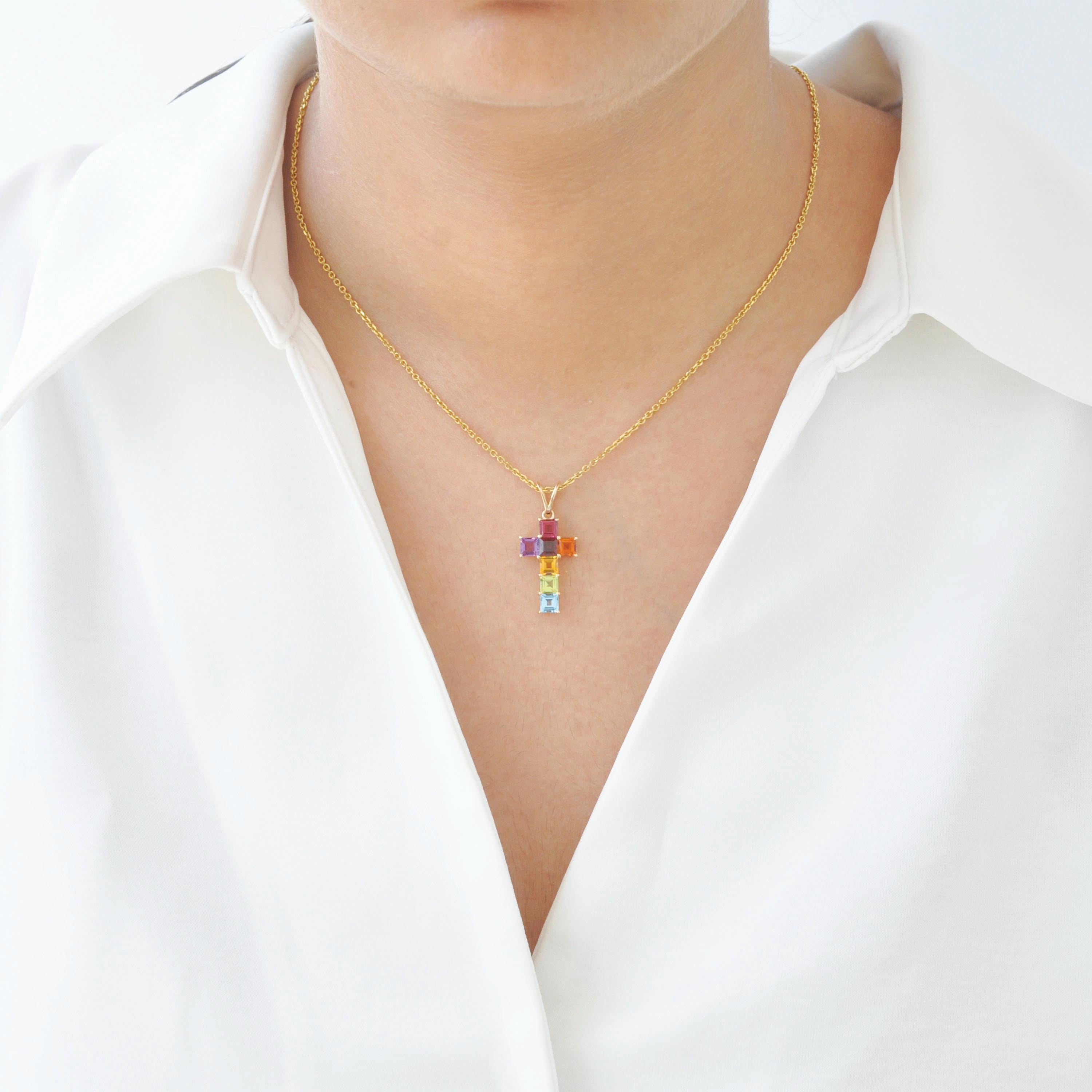 Pendentif croix carrée serti griffes en or jaune 14 carats avec pierres précieuses arc-en-ciel de 4 mm en vente 6
