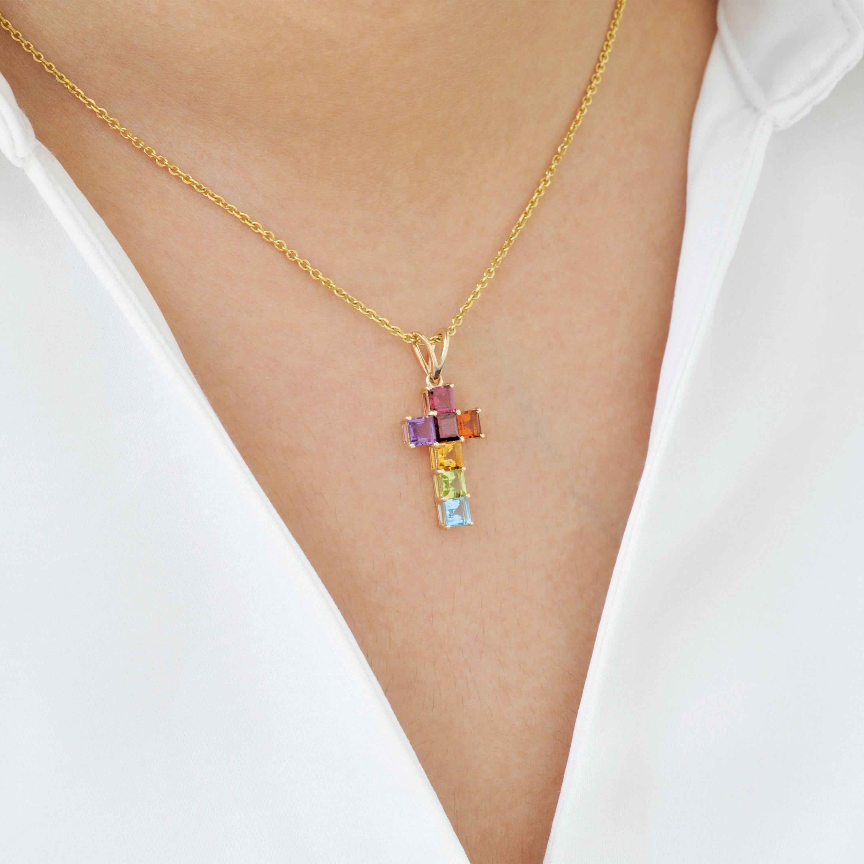 Pendentif croix carrée serti griffes en or jaune 14 carats avec pierres précieuses arc-en-ciel de 4 mm en vente 7