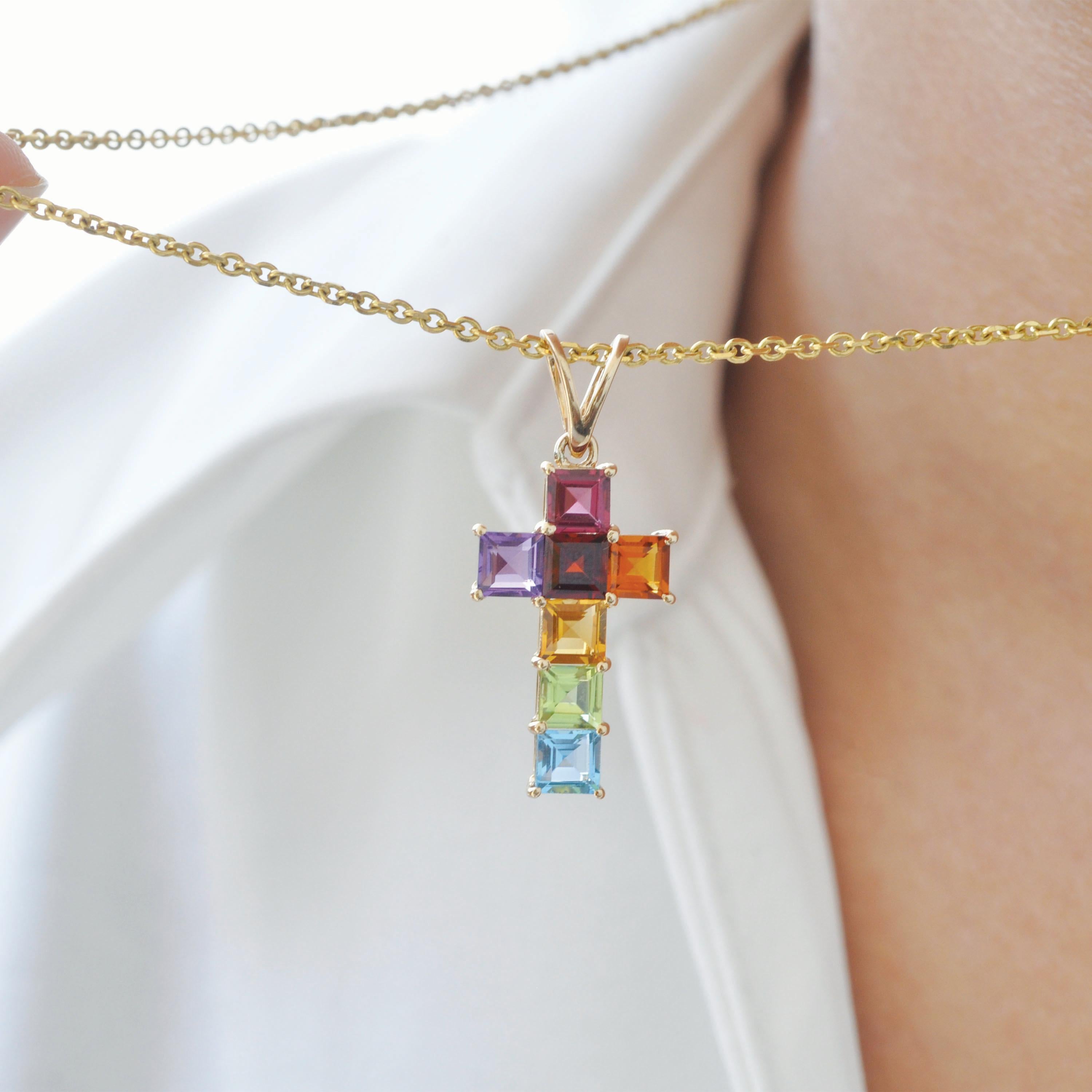 Contemporain Pendentif croix carrée serti griffes en or jaune 14 carats avec pierres précieuses arc-en-ciel de 4 mm en vente