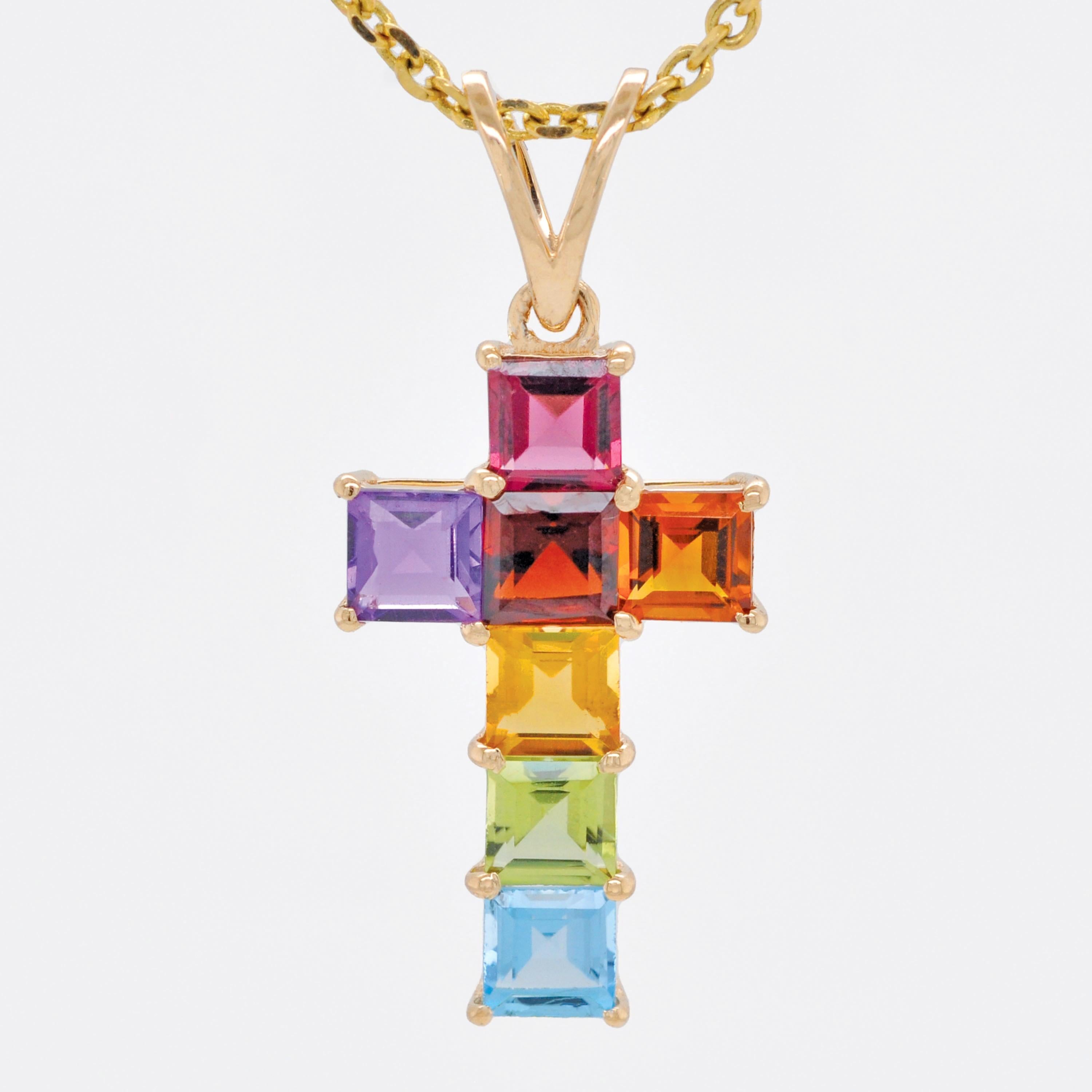 Taille carrée Pendentif croix carrée serti griffes en or jaune 14 carats avec pierres précieuses arc-en-ciel de 4 mm en vente
