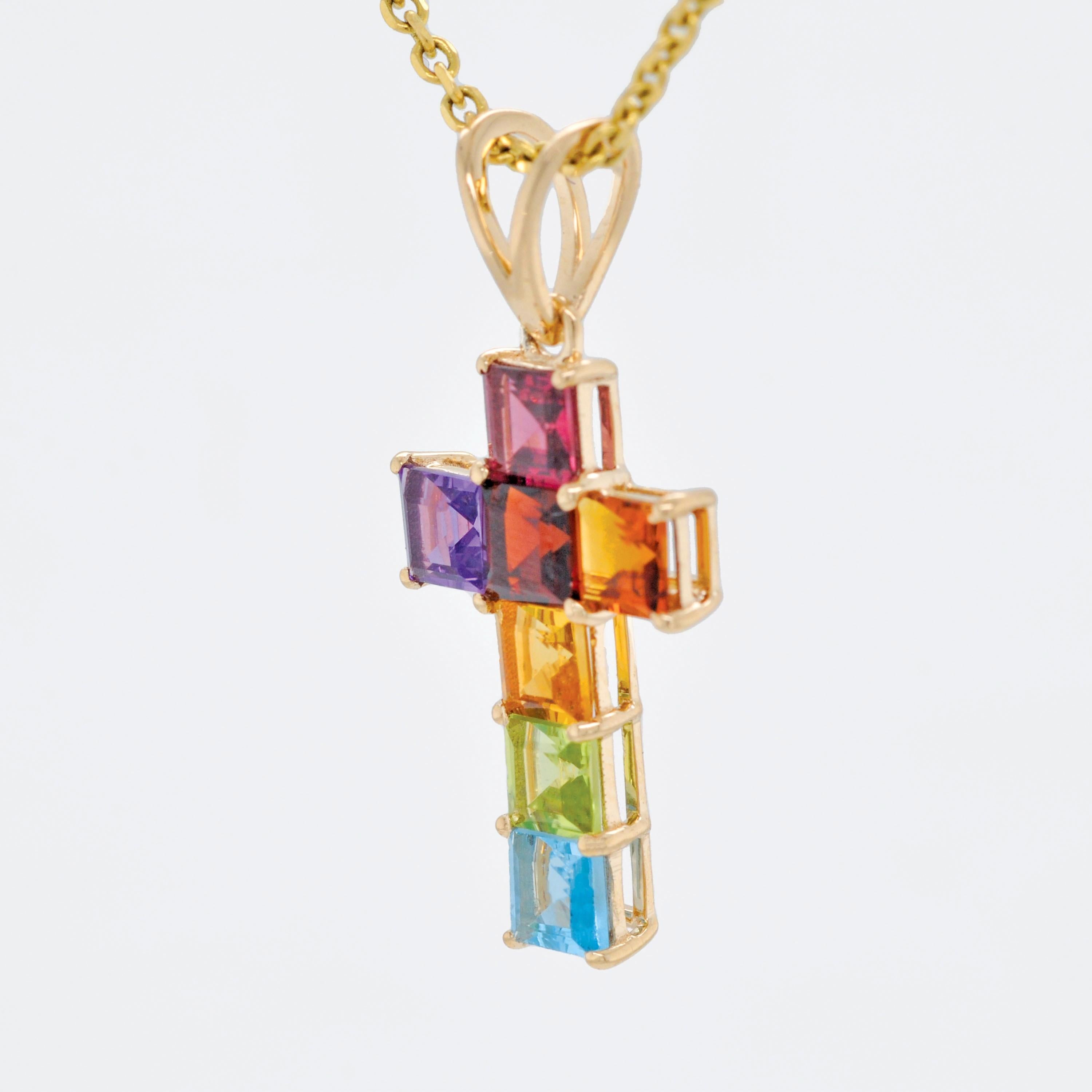 Pendentif croix carrée serti griffes en or jaune 14 carats avec pierres précieuses arc-en-ciel de 4 mm Neuf - En vente à Jaipur, Rajasthan