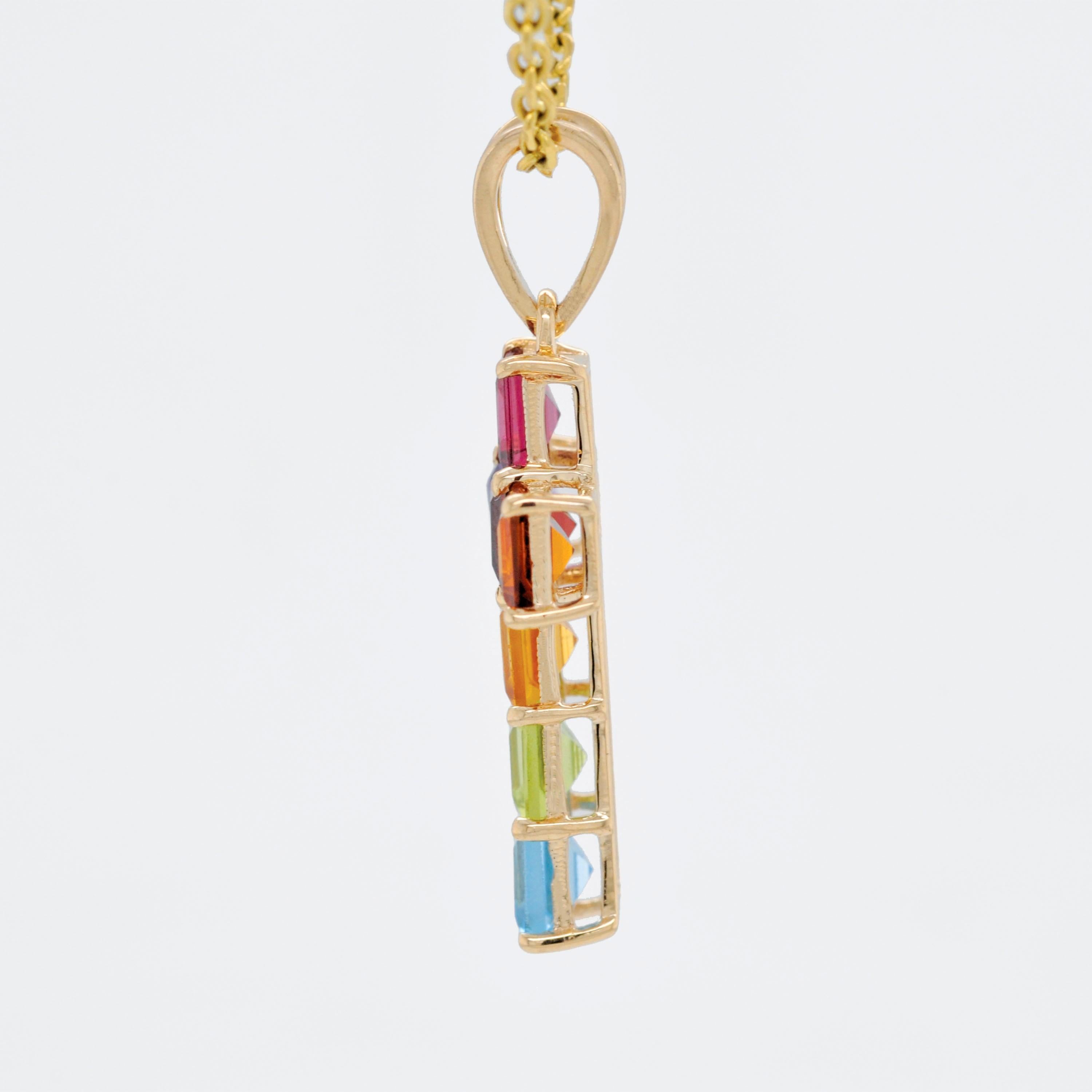 Pendentif croix carrée serti griffes en or jaune 14 carats avec pierres précieuses arc-en-ciel de 4 mm Unisexe en vente