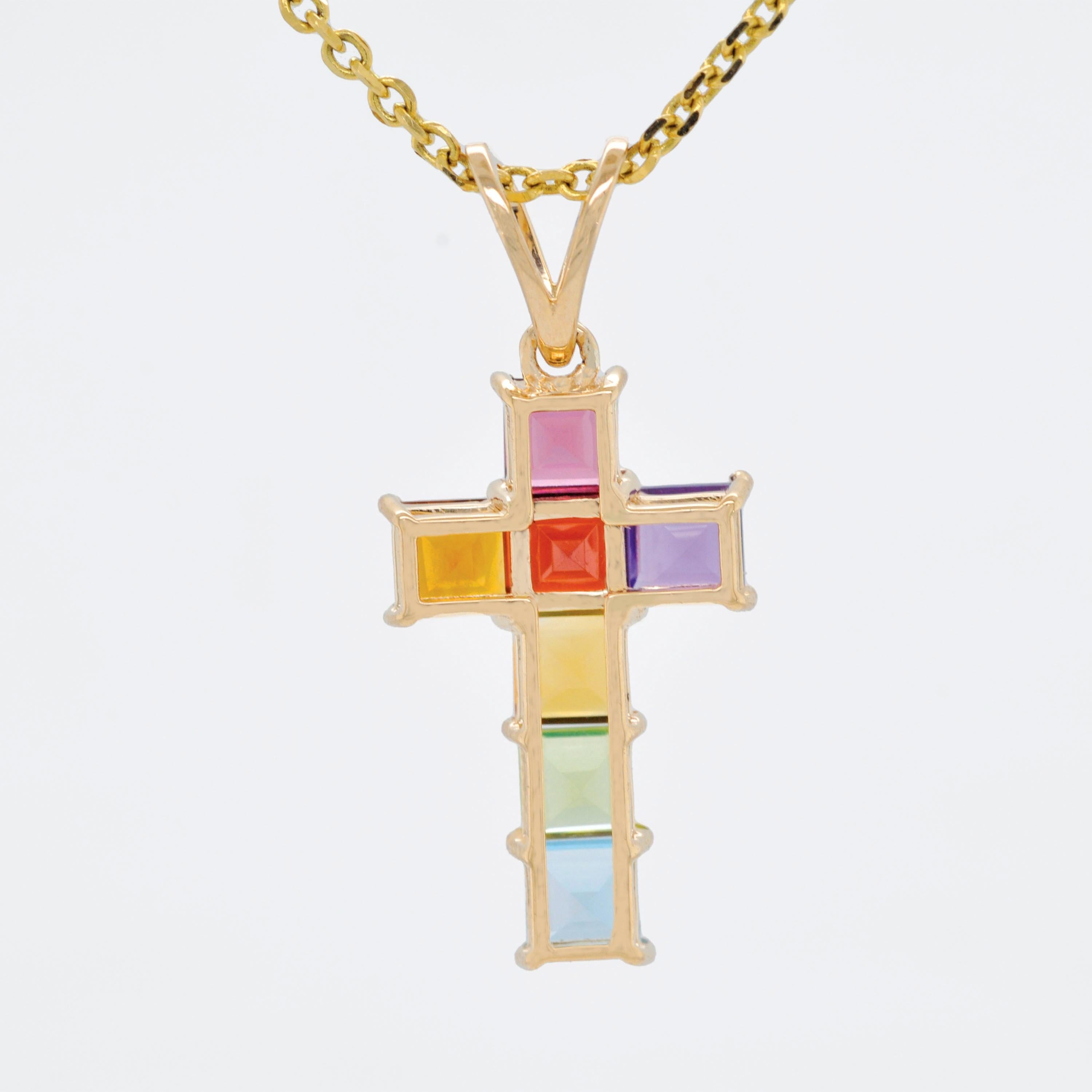 Pendentif croix carrée serti griffes en or jaune 14 carats avec pierres précieuses arc-en-ciel de 4 mm en vente 1