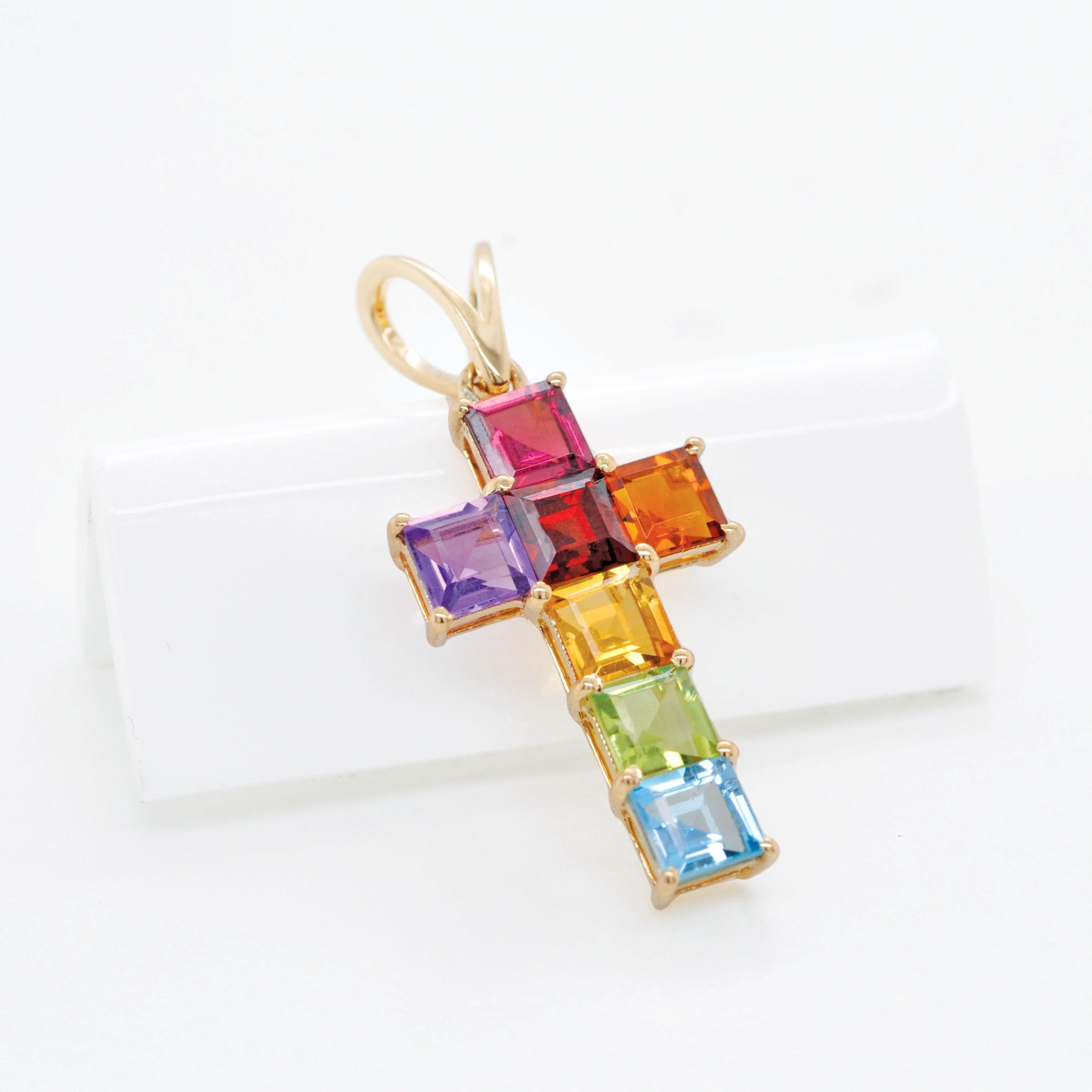 Pendentif croix carrée serti griffes en or jaune 14 carats avec pierres précieuses arc-en-ciel de 4 mm en vente 2