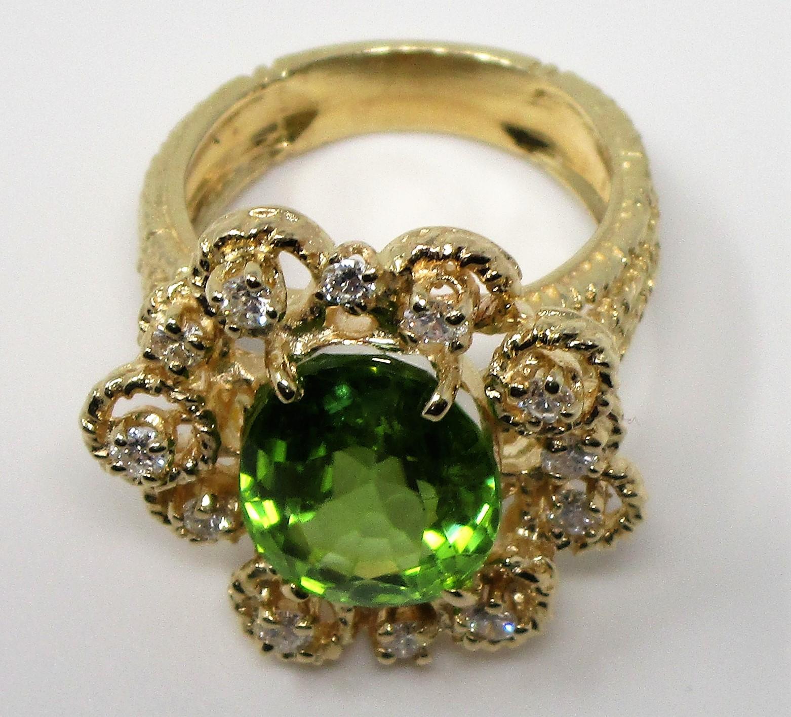 Women's or Men's 14 Karat Yellow Gold 5.52 Carat Peridot and Diamond Ring For Sale
